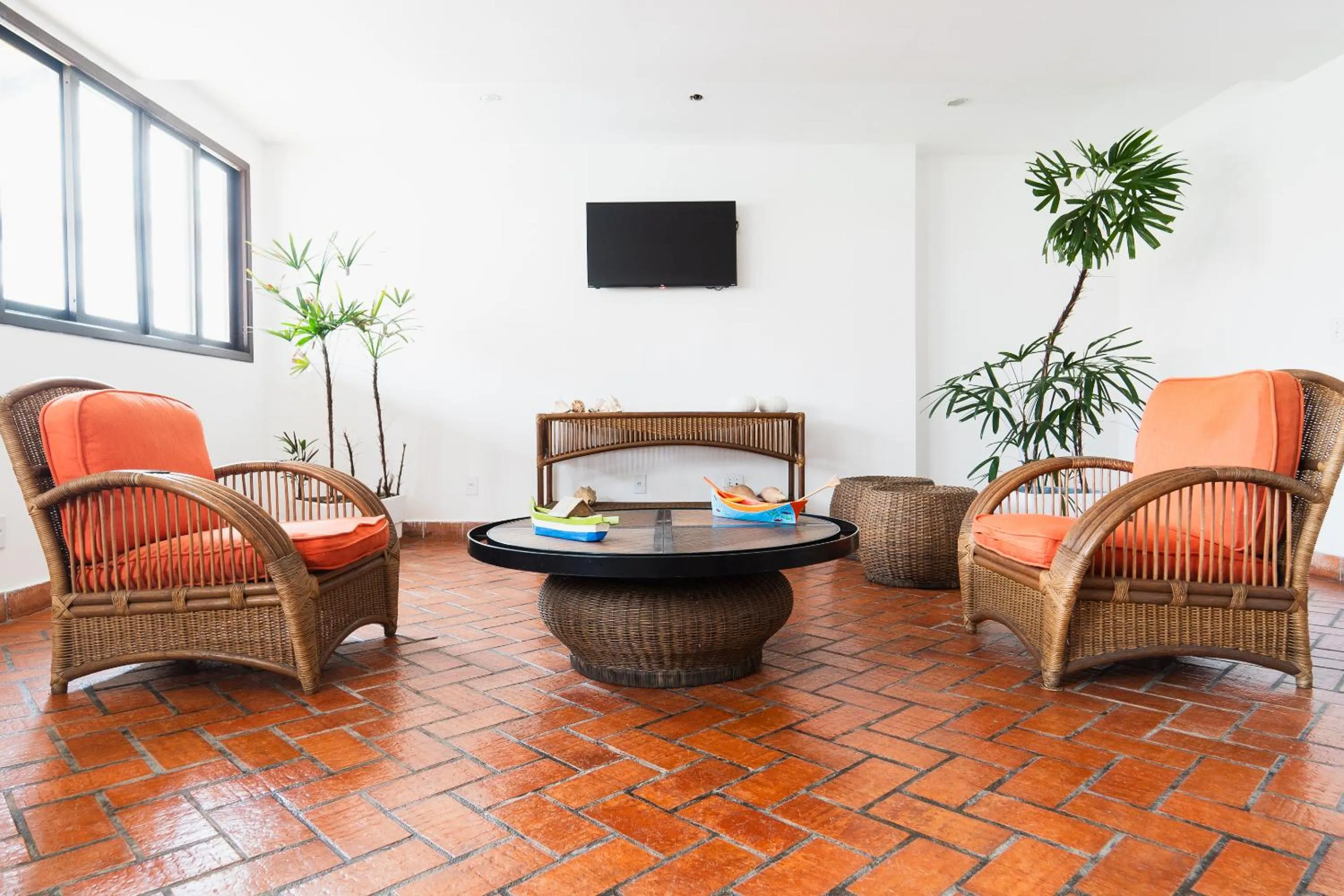 Communal lounge/ TV room in Pousada Porto Fino