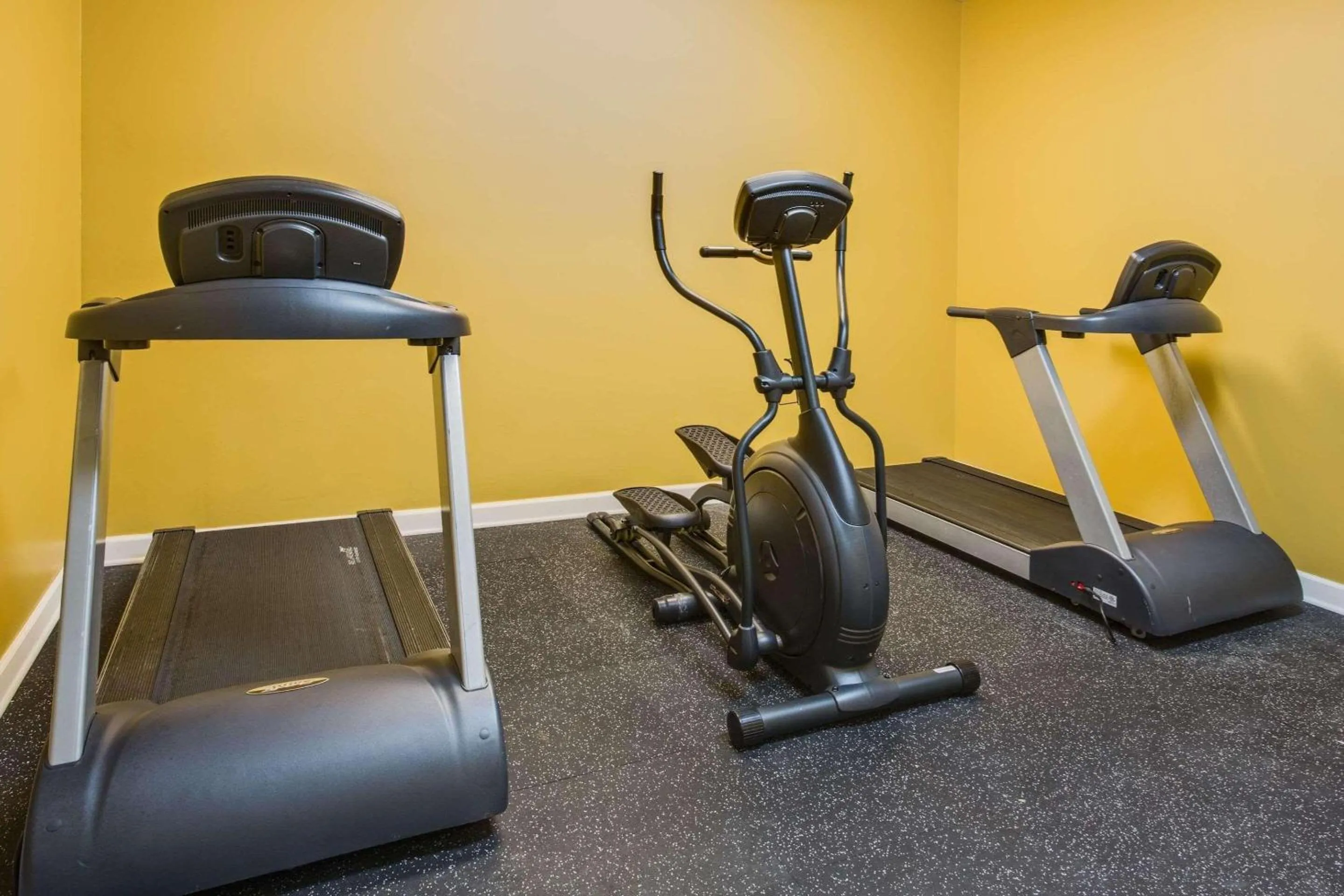 Fitness centre/facilities in Country Inn & Suites by Radisson, Gurnee, IL