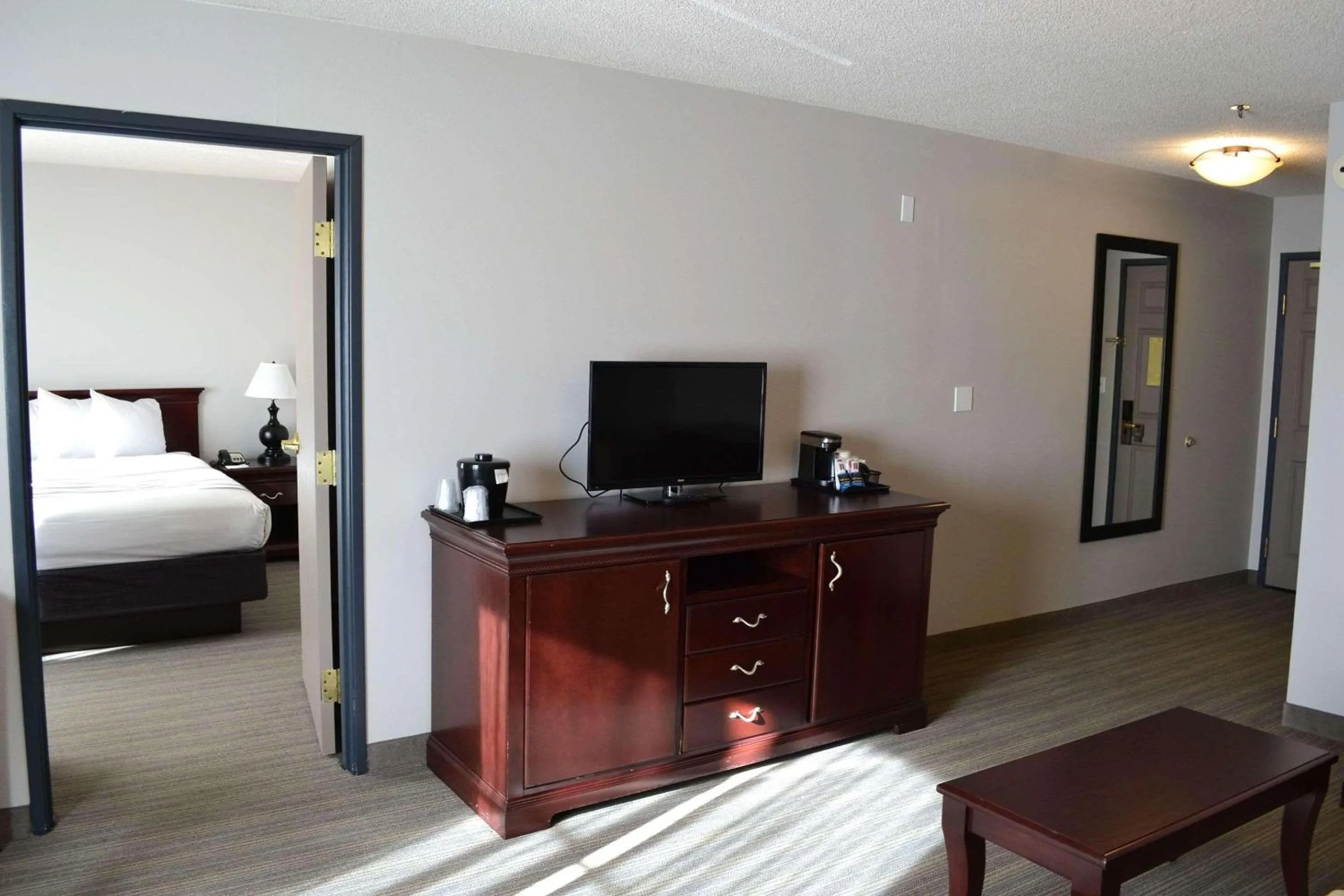 Bedroom, Bed in Country Inn & Suites by Radisson, Gurnee, IL