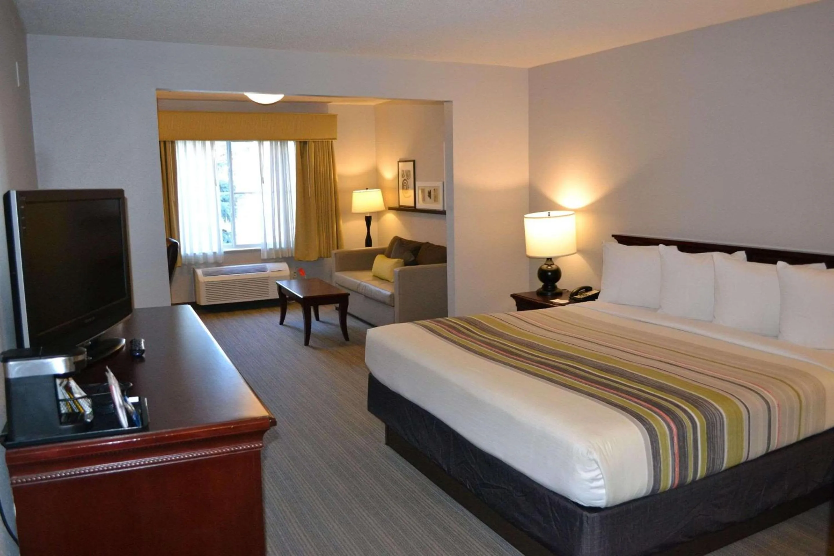 Bedroom, Bed in Country Inn & Suites by Radisson, Gurnee, IL