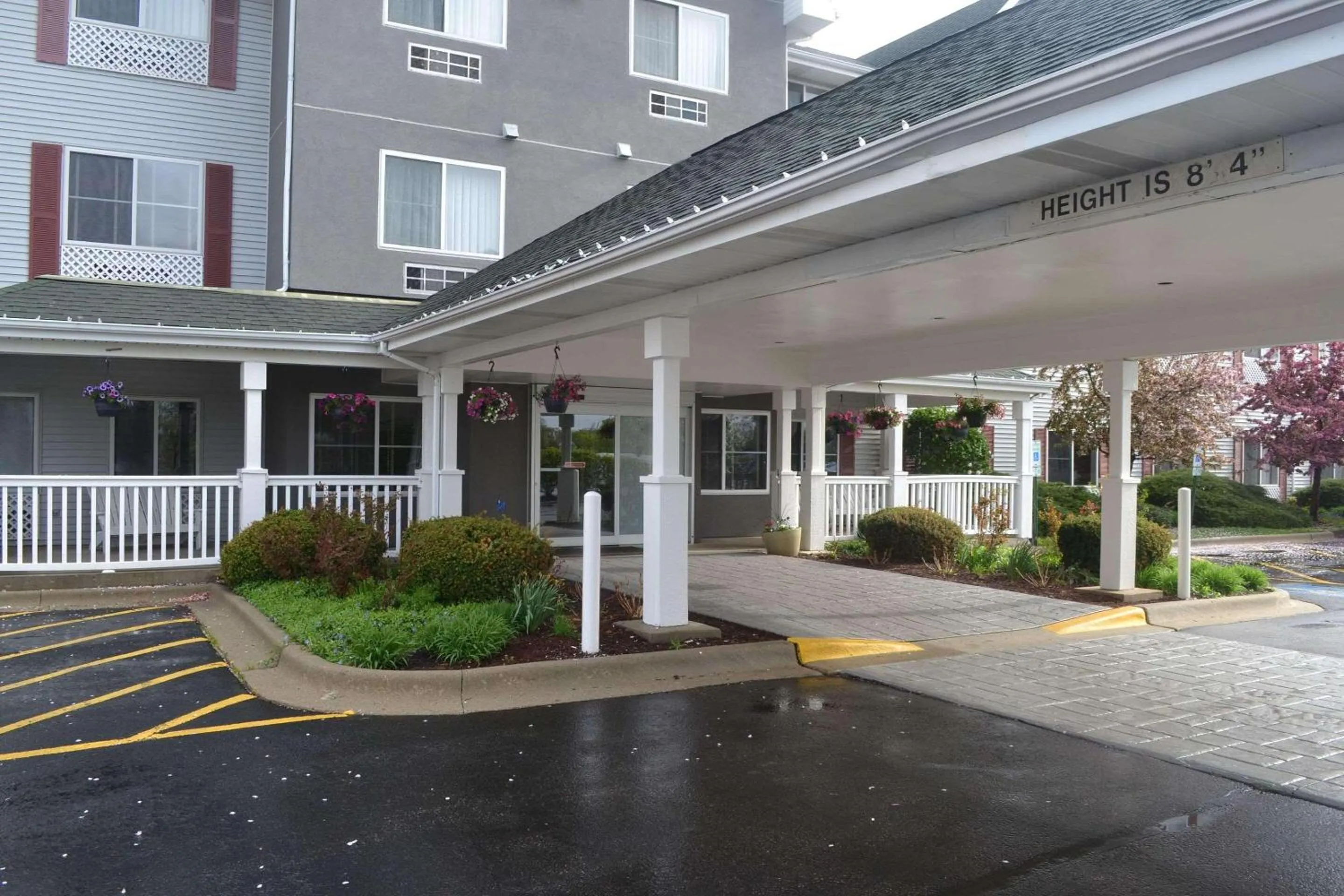 Property building in Country Inn & Suites by Radisson, Gurnee, IL