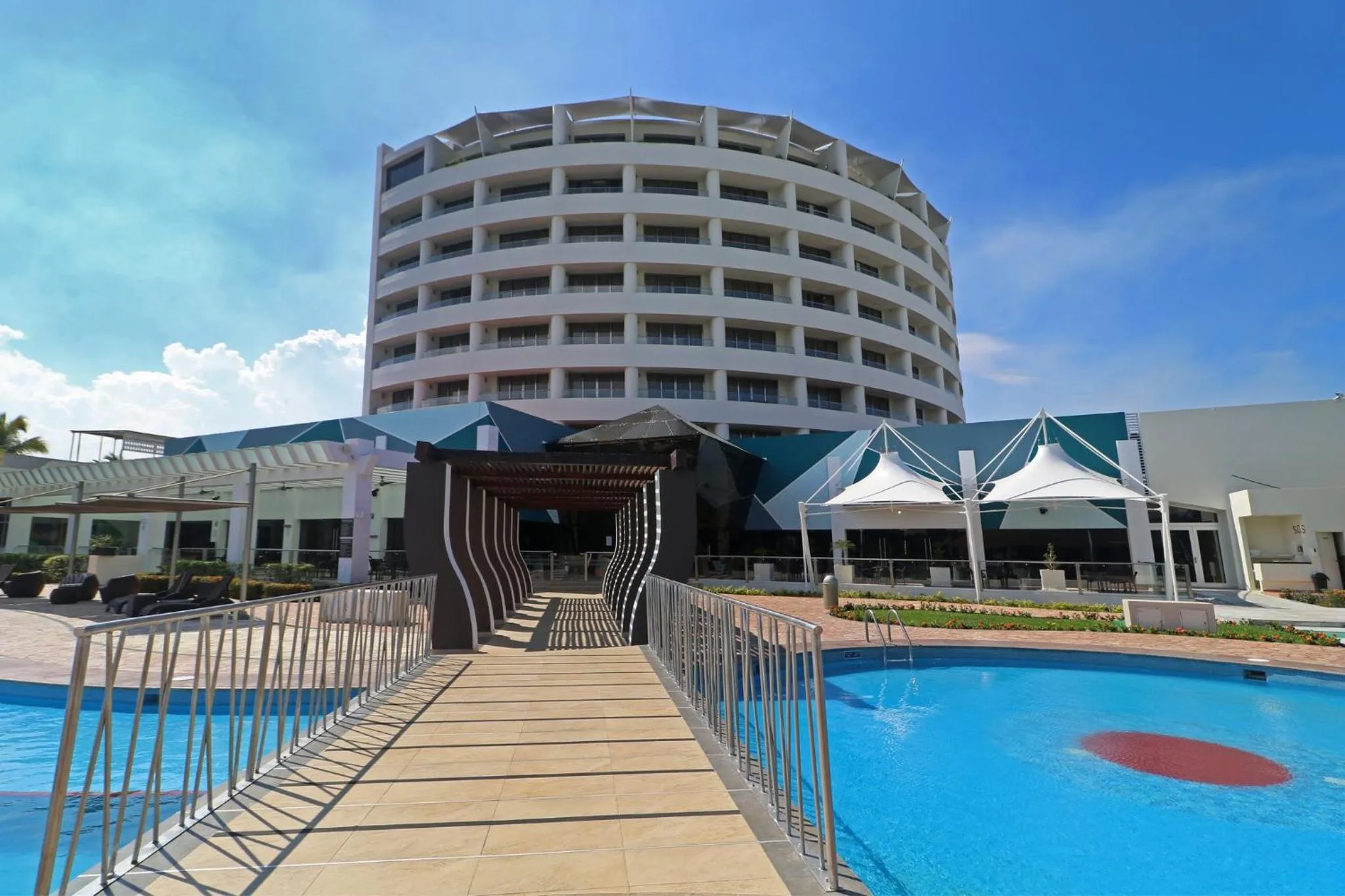 Swimming pool in Holiday Inn Tuxpan - Convention Center by IHG