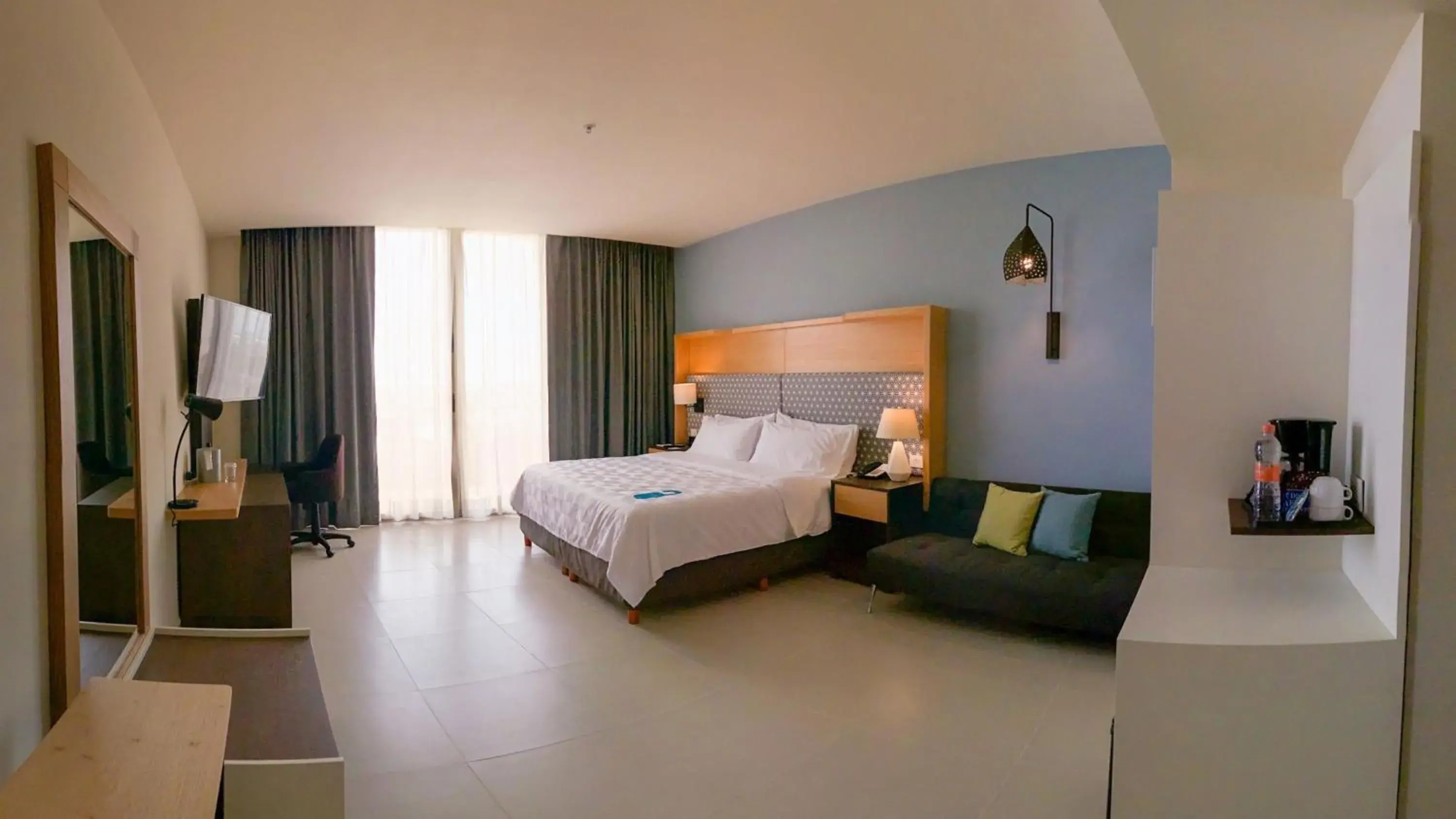 Standard King Room - Club Floor in Holiday Inn Tuxpan - Convention Center by IHG Standard King Room - Club Floor in Holiday Inn Tuxpan - Convention Center by IHG
