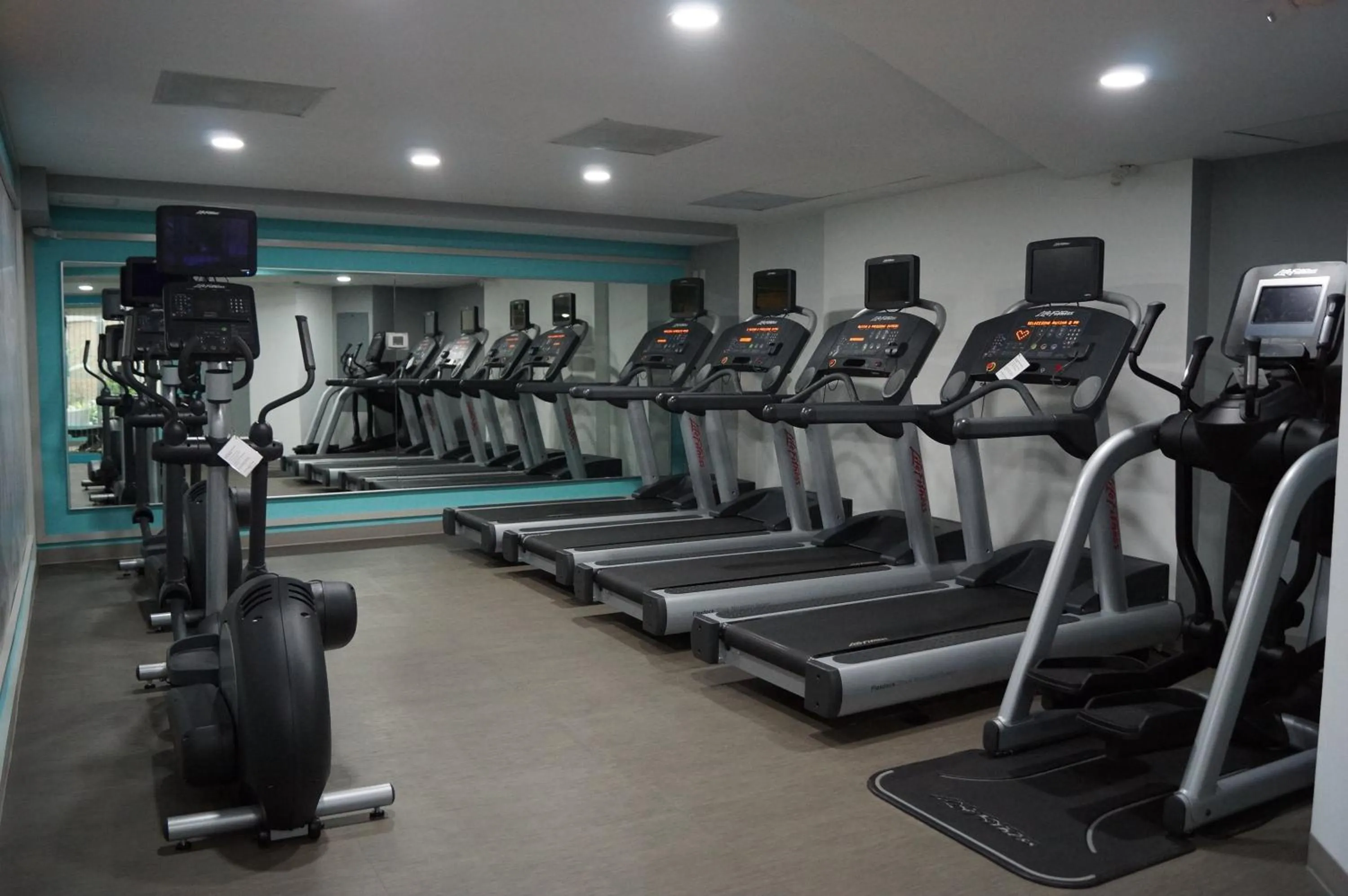 Fitness centre/facilities in Holiday Inn Tuxpan - Convention Center by IHG