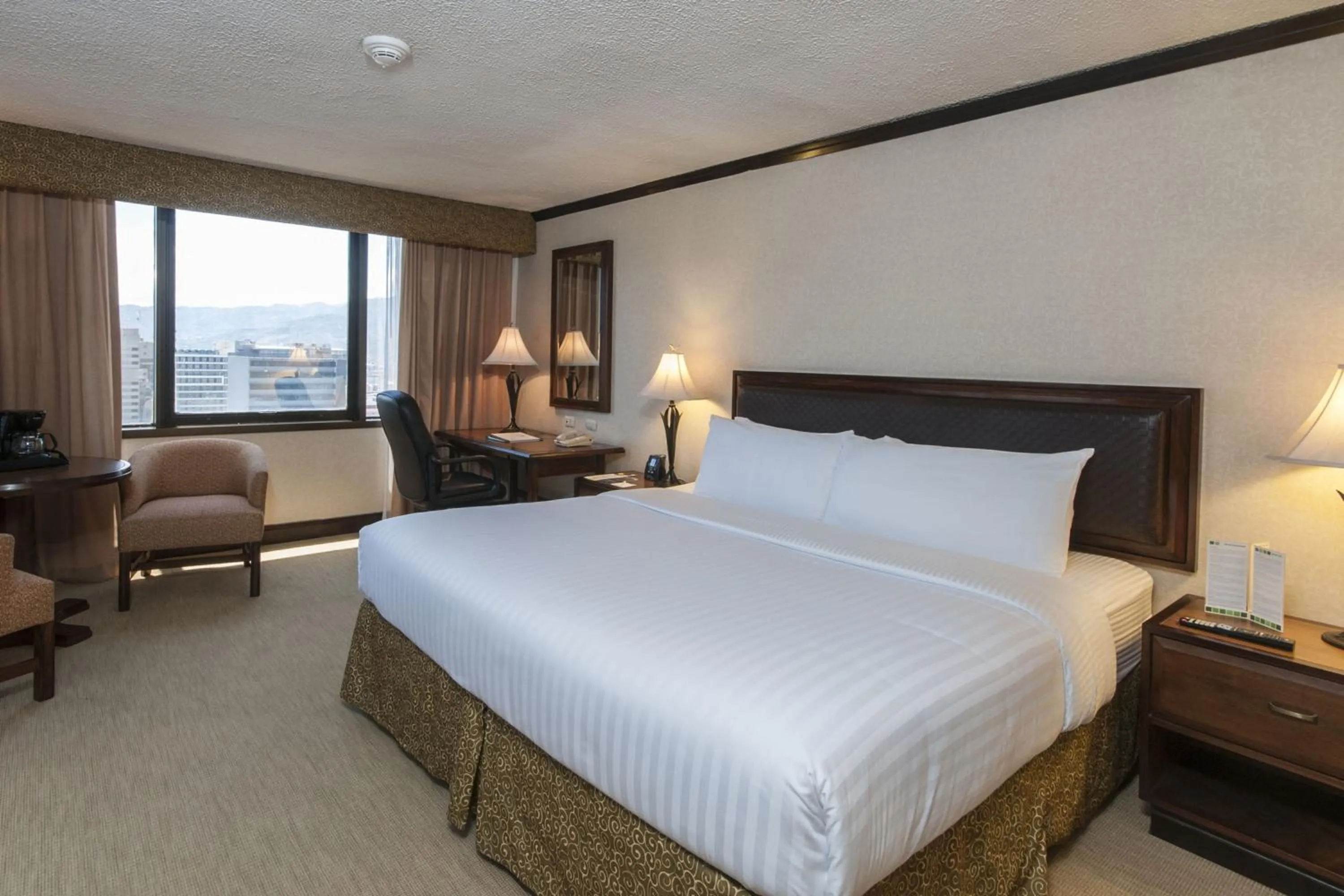 Photo of the whole room, Bed in Delta Hotels by Marriott San Jose Aurola