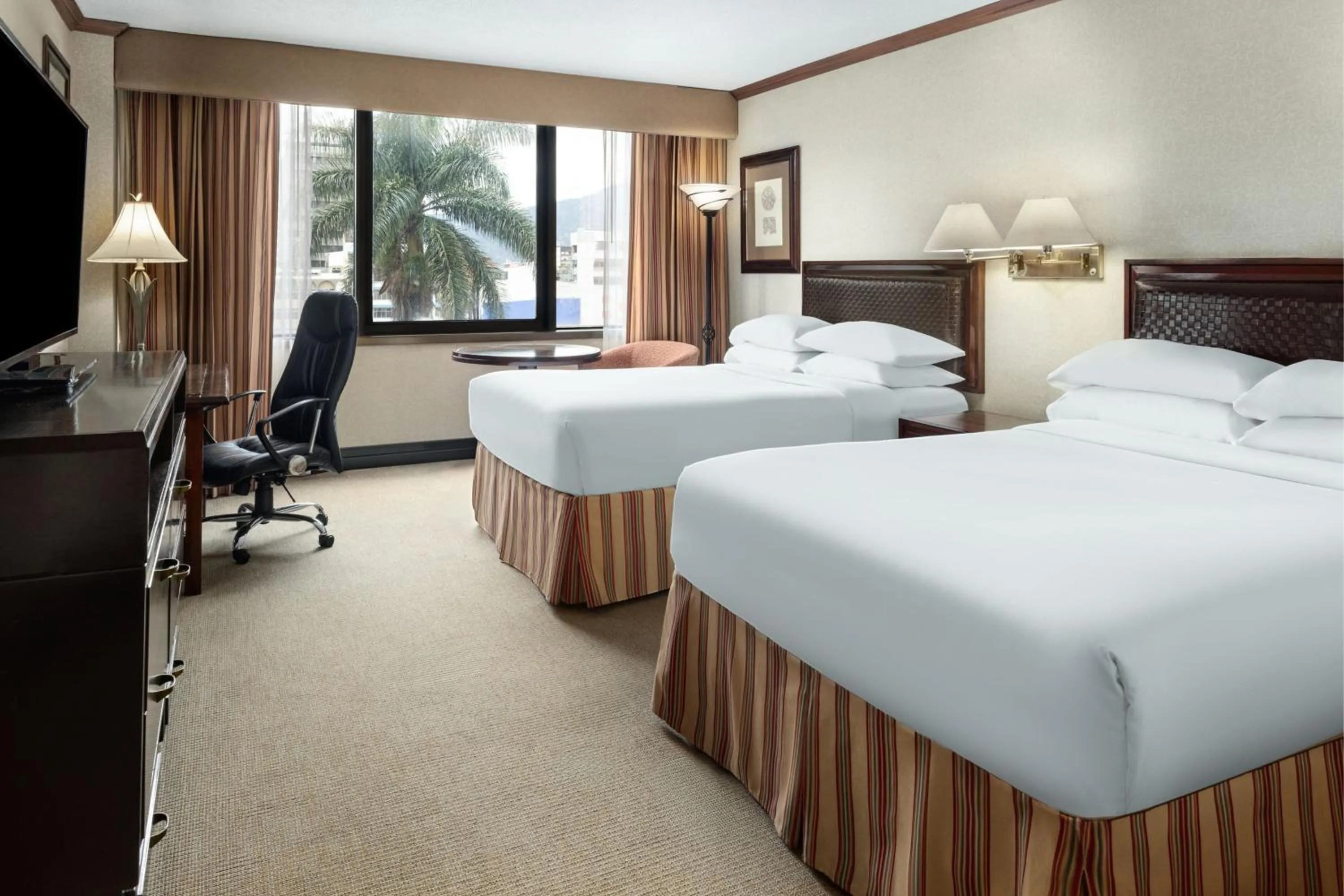 Photo of the whole room, Bed in Delta Hotels by Marriott San Jose Aurola