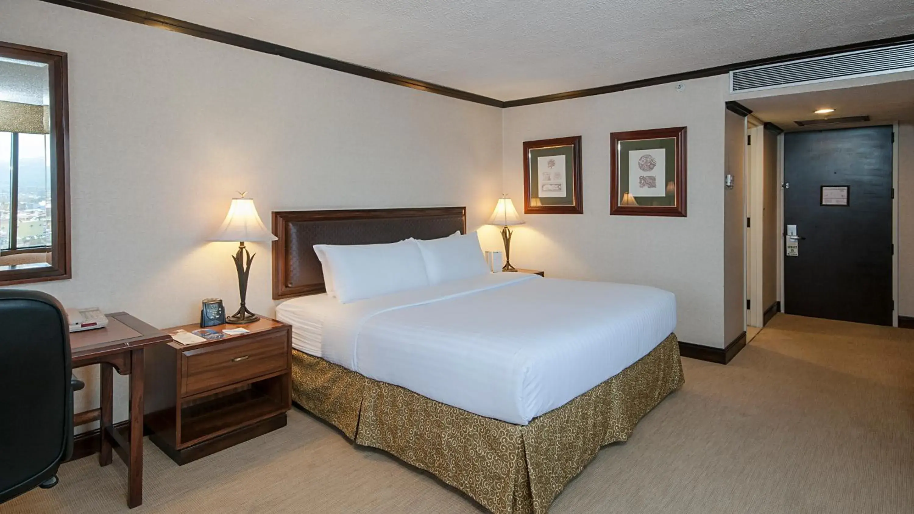 Standard Corner King Room with City View in Delta Hotels by Marriott San Jose Aurola Standard Corner King Room with City View in Delta Hotels by Marriott San Jose Aurola