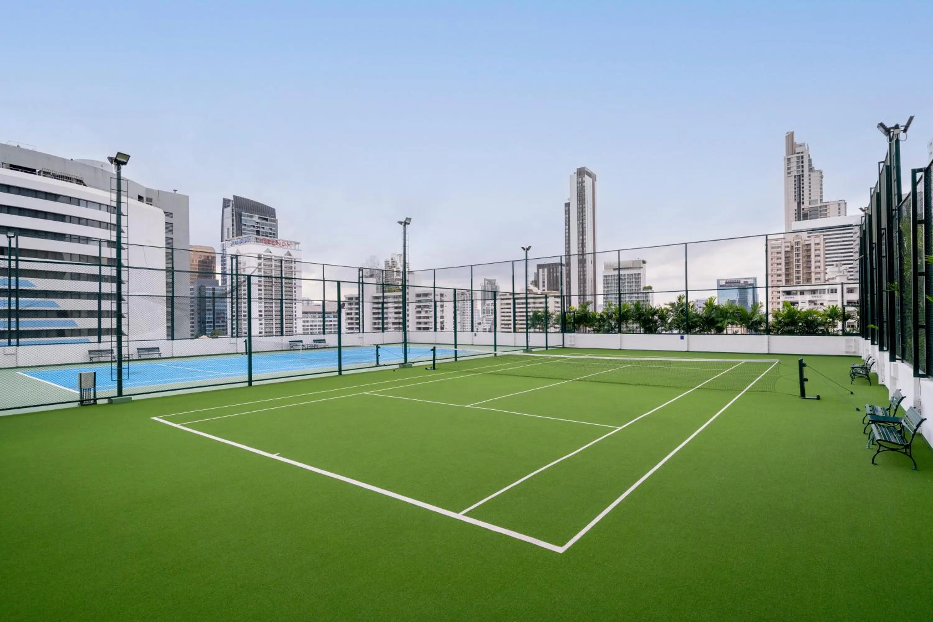 Tennis court in Grande Centre Point Hotel Terminal21