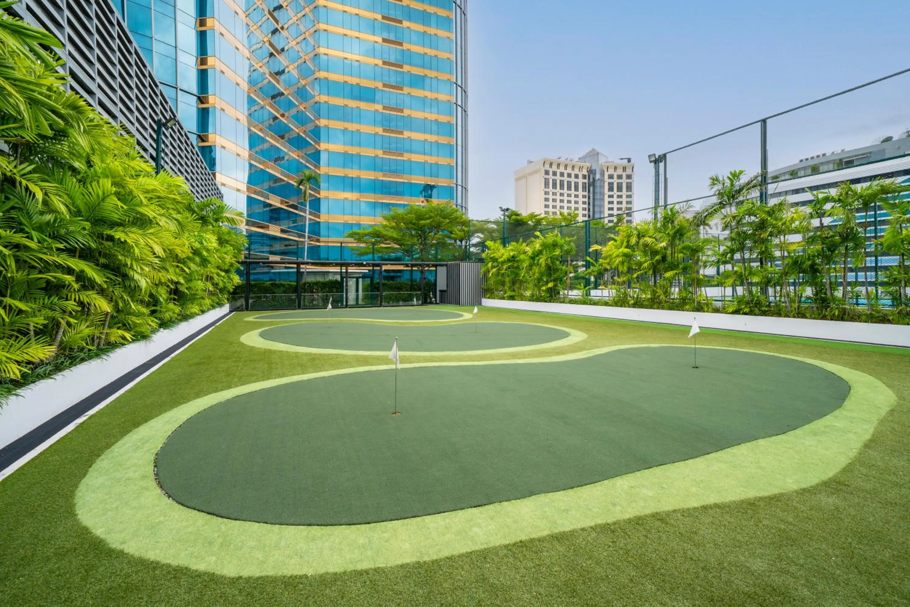 Minigolf in Grande Centre Point Hotel Terminal21