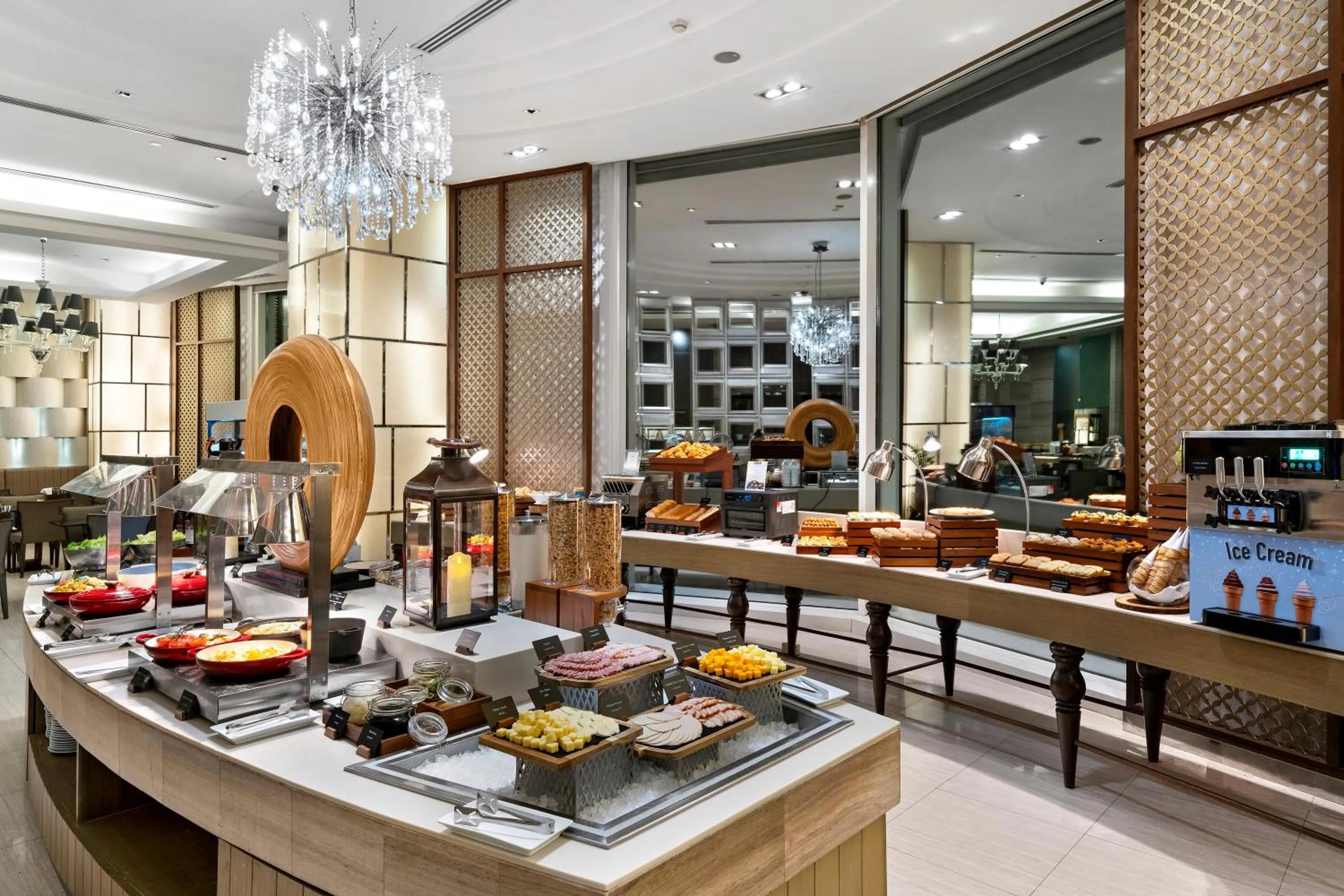 Restaurant/places to eat in Grande Centre Point Hotel Terminal21