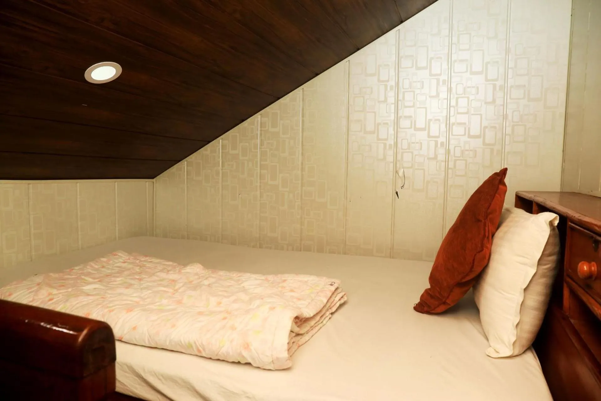 Bed in Chitwan Forest Resort with swimming pool , Chitwan National Park