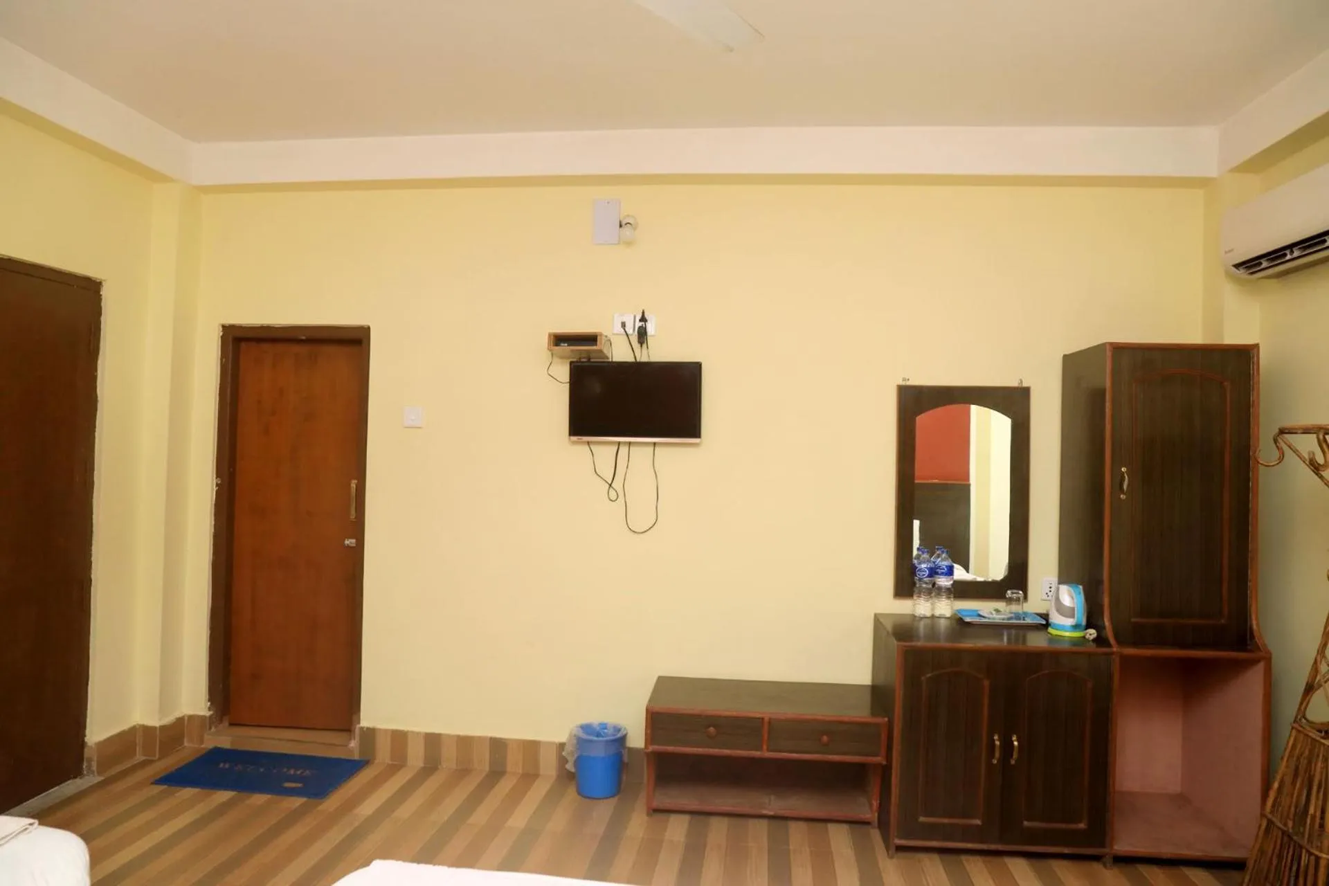 TV and multimedia in Chitwan Forest Resort with swimming pool , Chitwan National Park