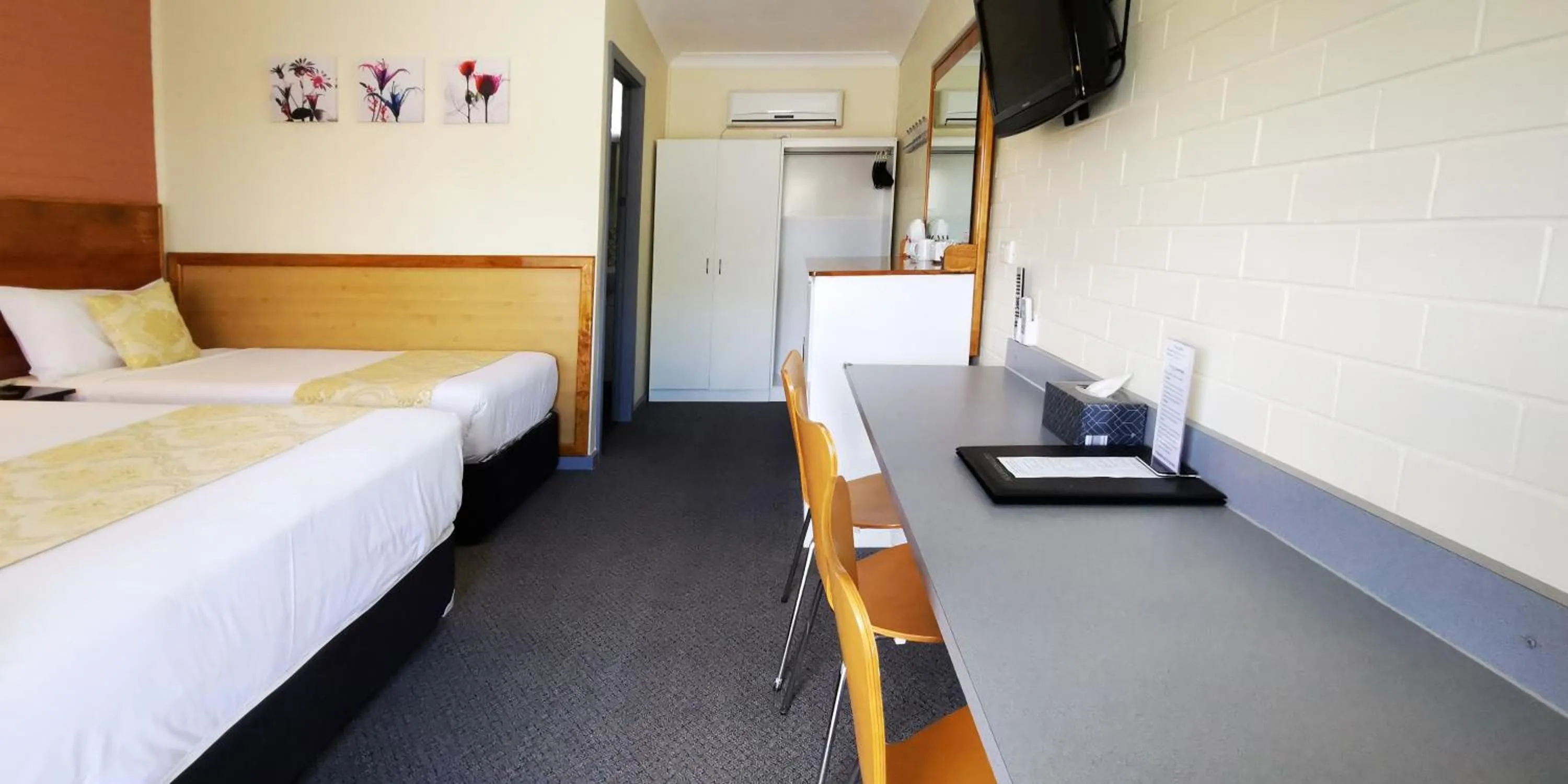 Photo of the whole room, Bed in Highway Motor Inn Taree