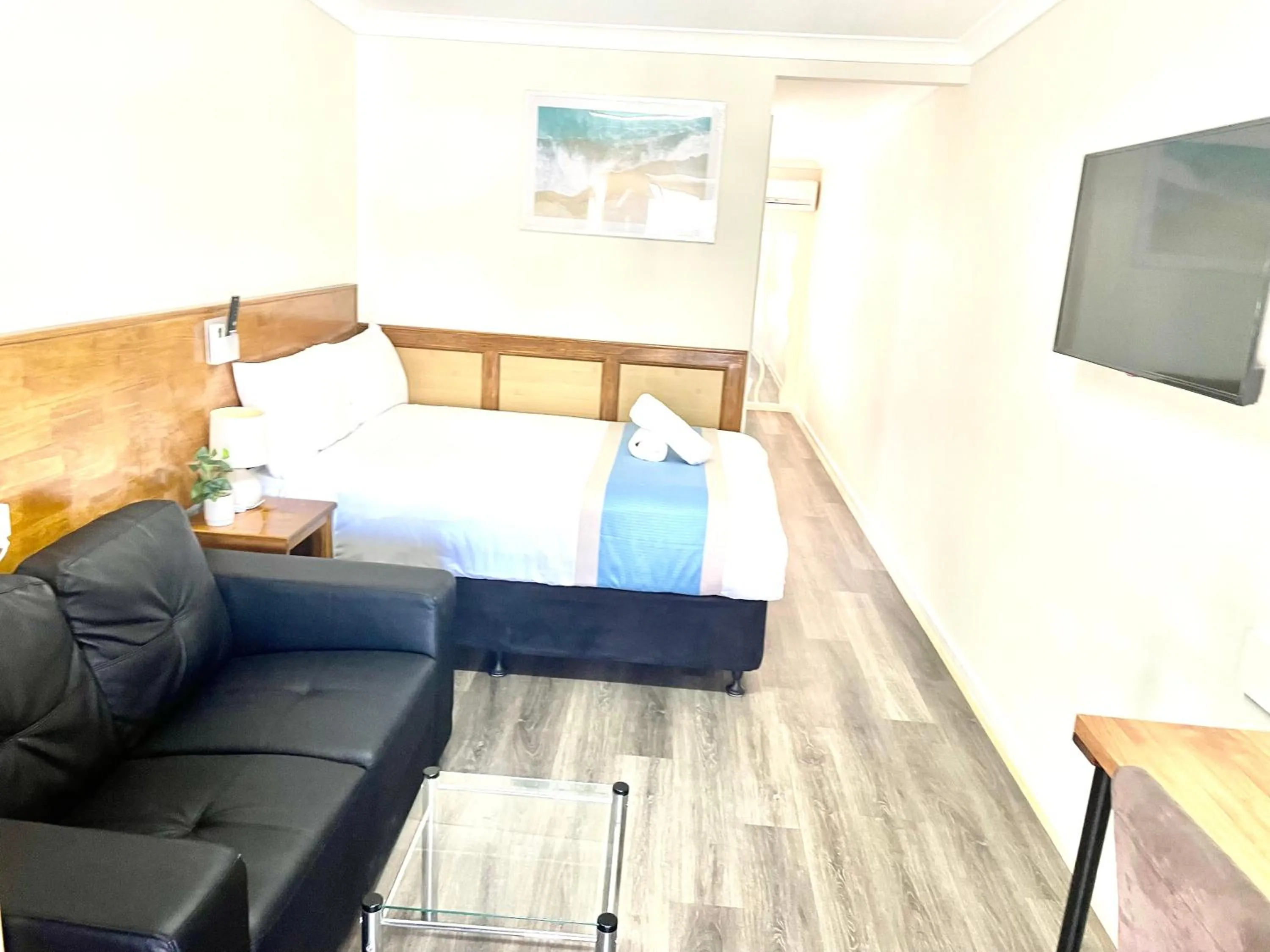 Seating area, Bed in Highway Motor Inn Taree