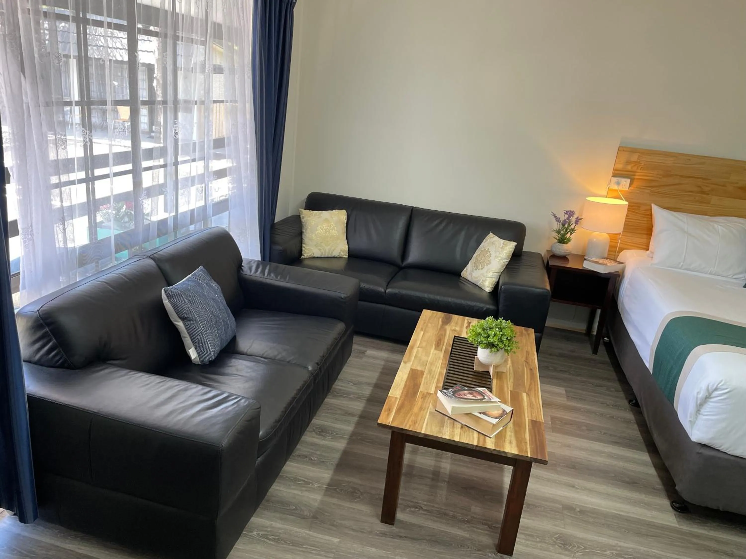 Seating area, Bed in Highway Motor Inn Taree