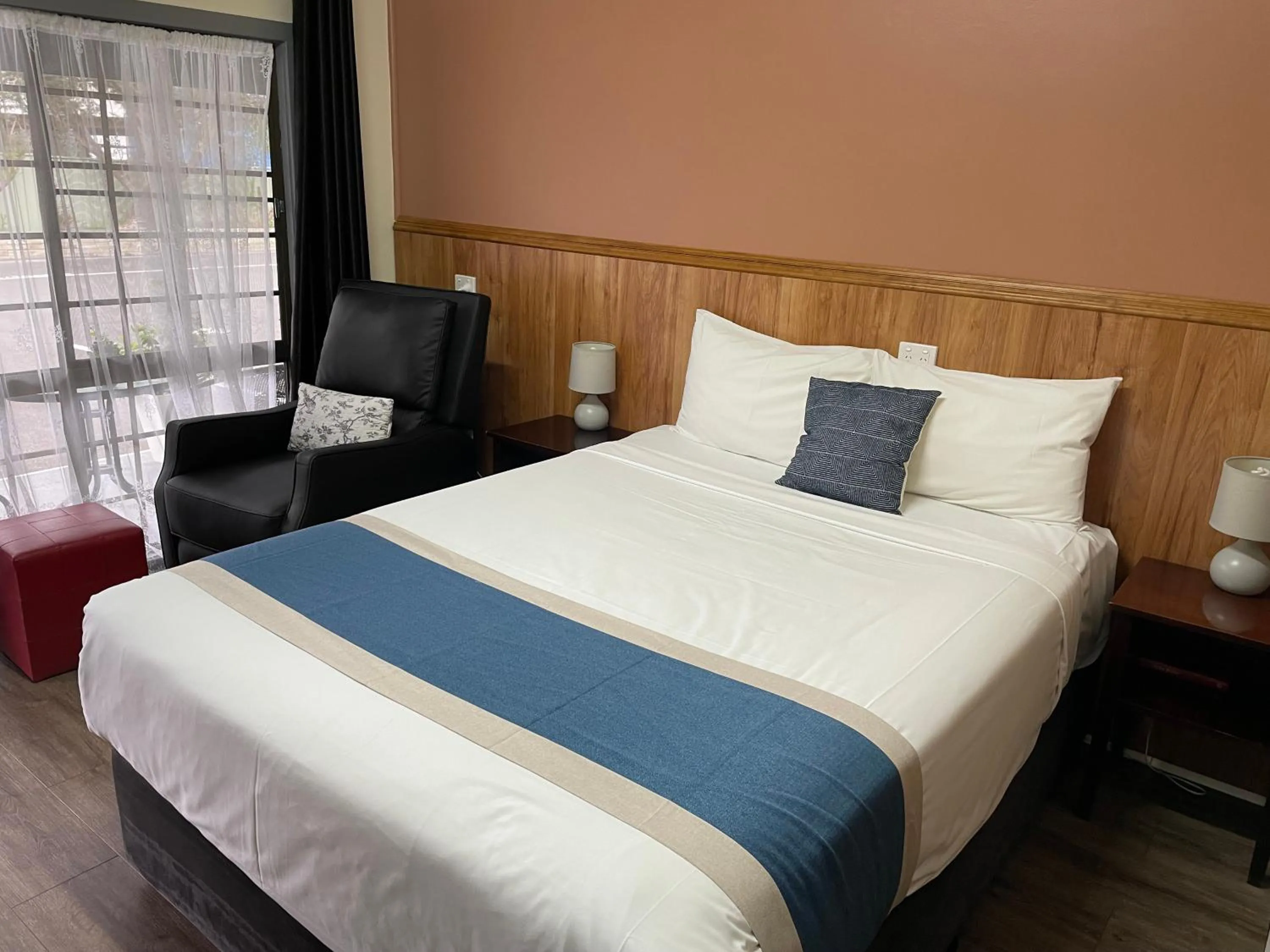 Photo of the whole room, Bed in Highway Motor Inn Taree