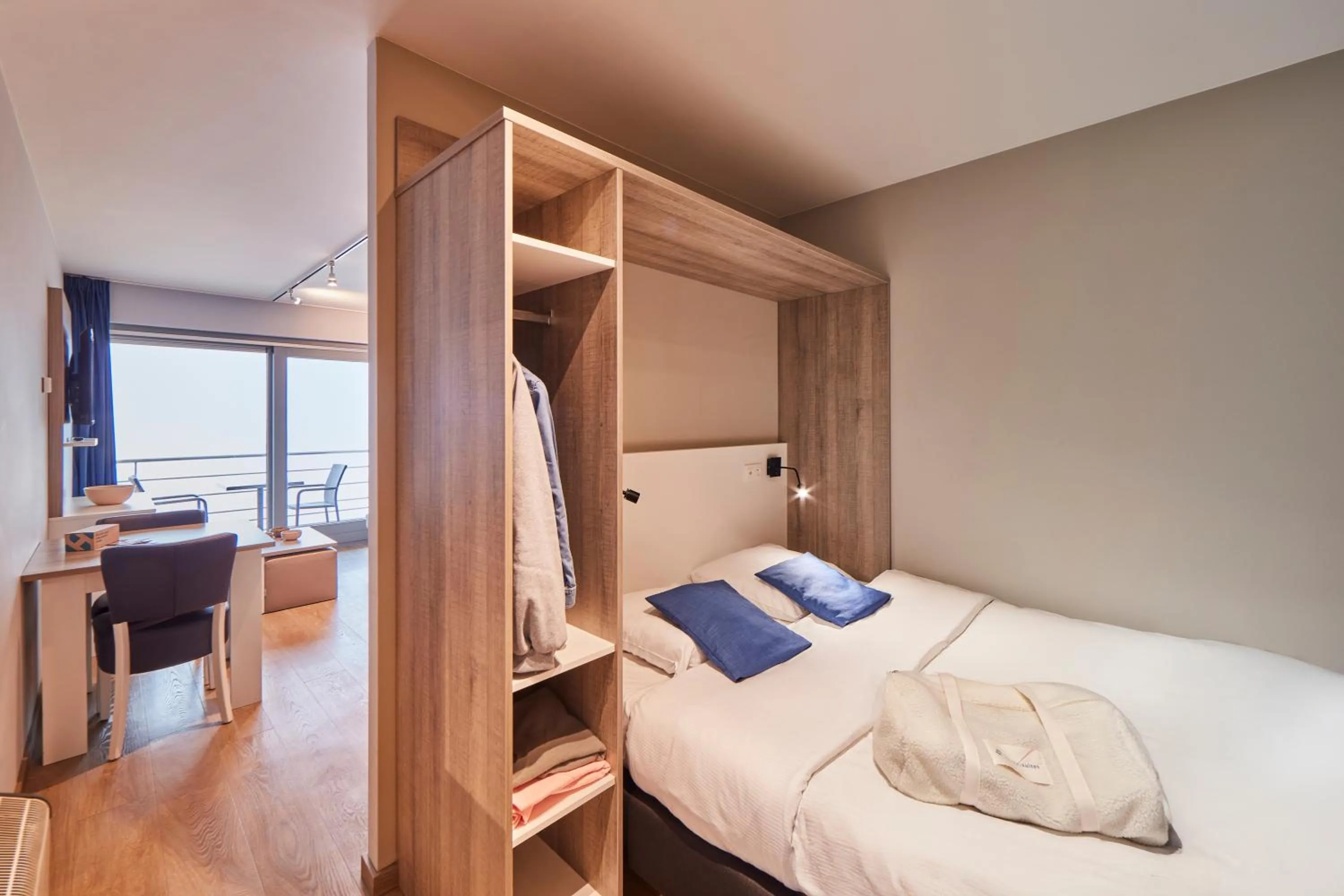 Bedroom, Bed in Holiday Suites Blankenberge