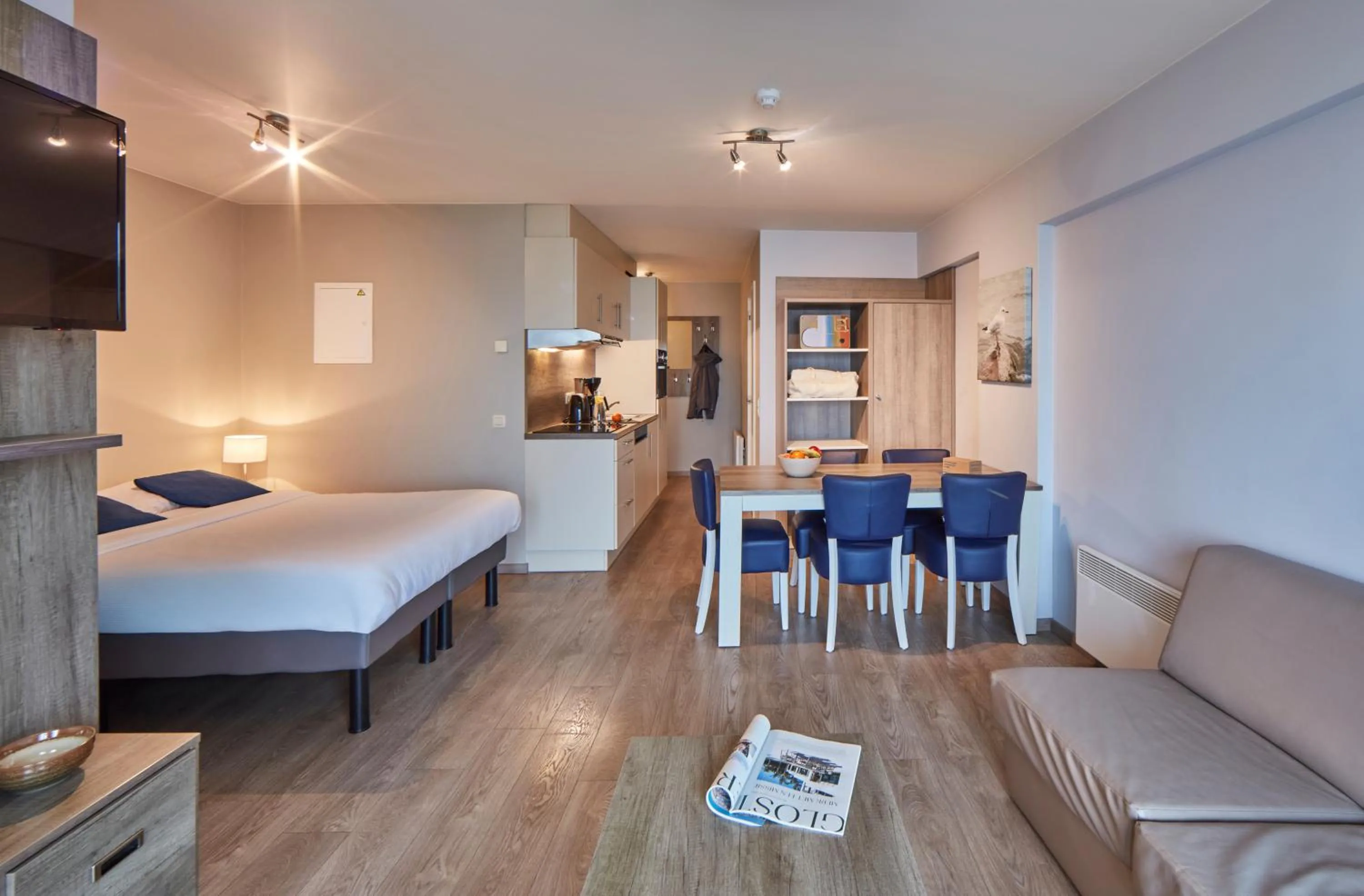 Seating area, Bed in Holiday Suites Blankenberge