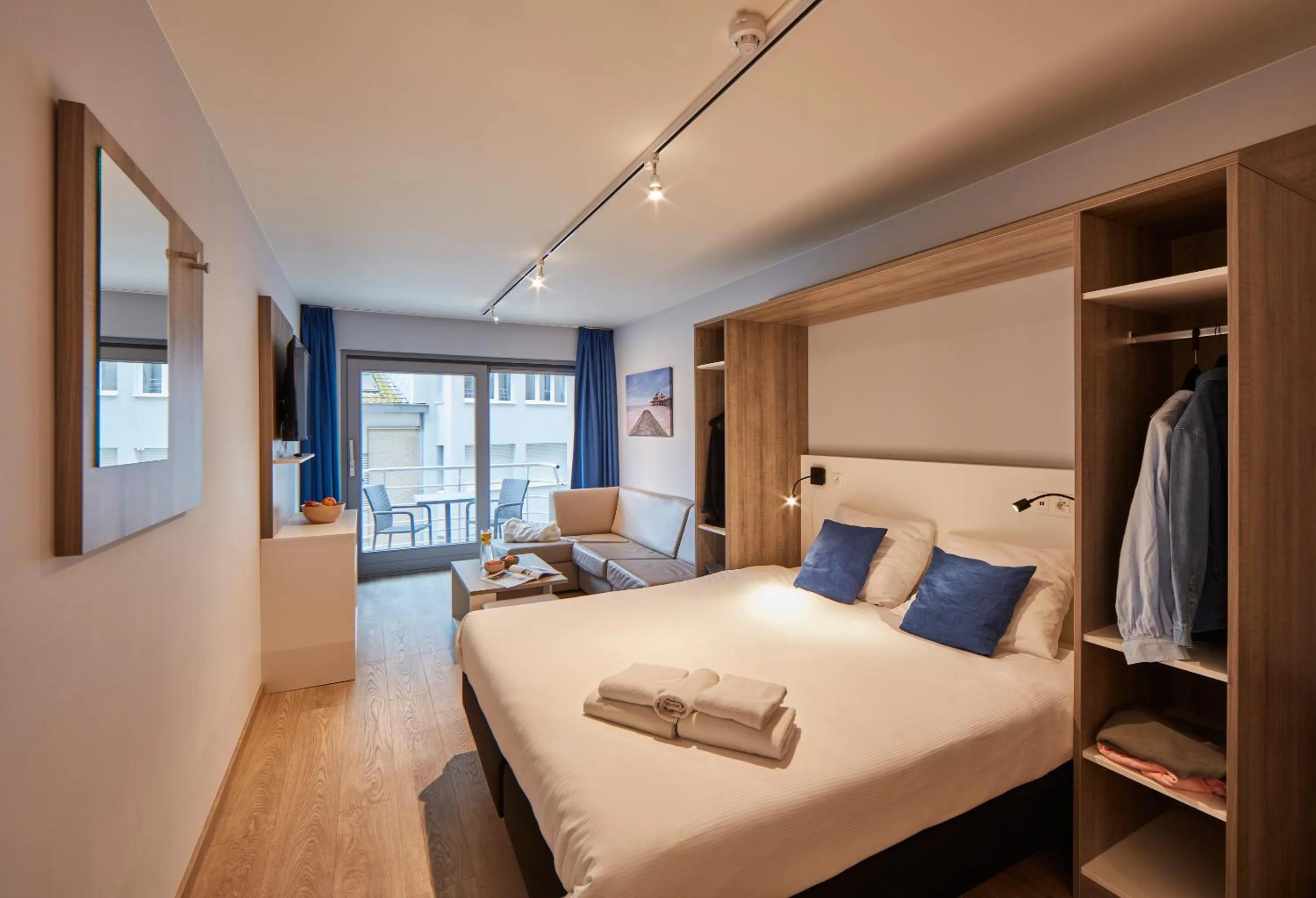 Bedroom, Bed in Holiday Suites Blankenberge