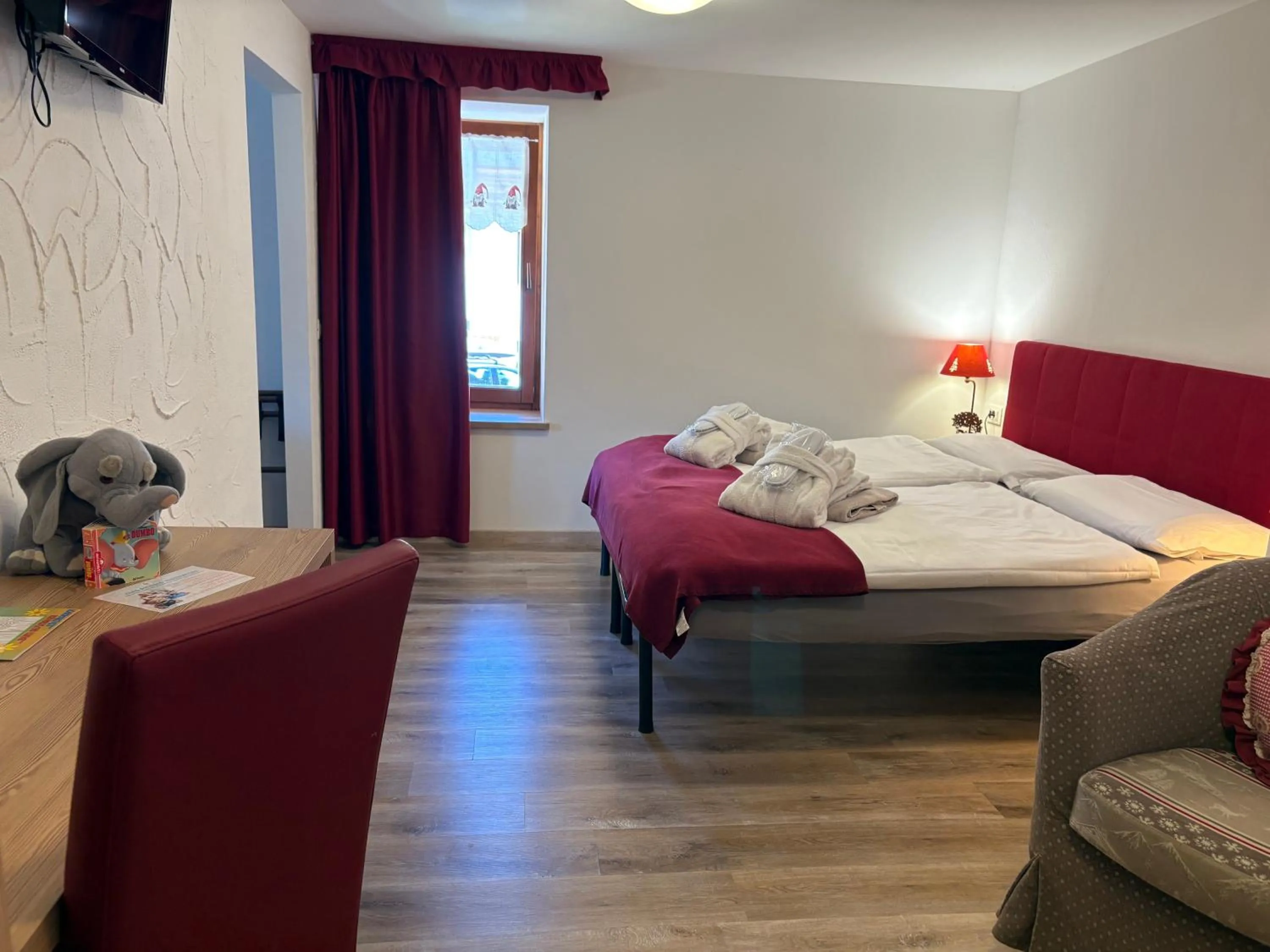 Bedroom, Bed in Alpen Family Hotel Someda