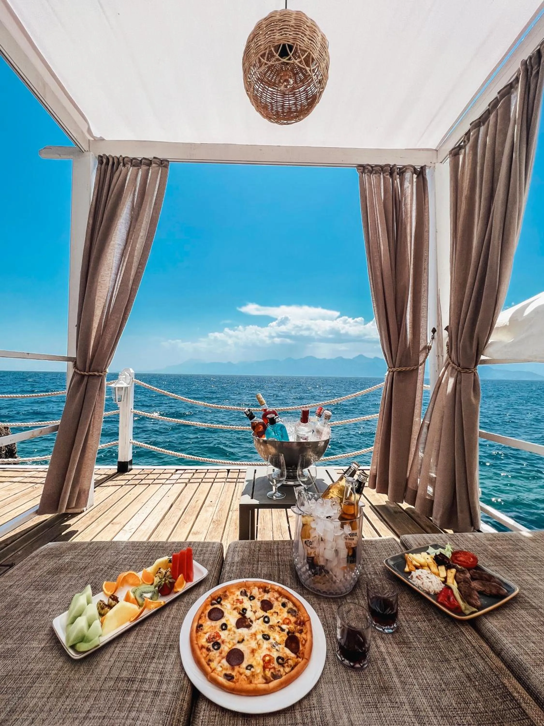 Restaurant/places to eat in La Boutique Hotel & Suites - Adults Only