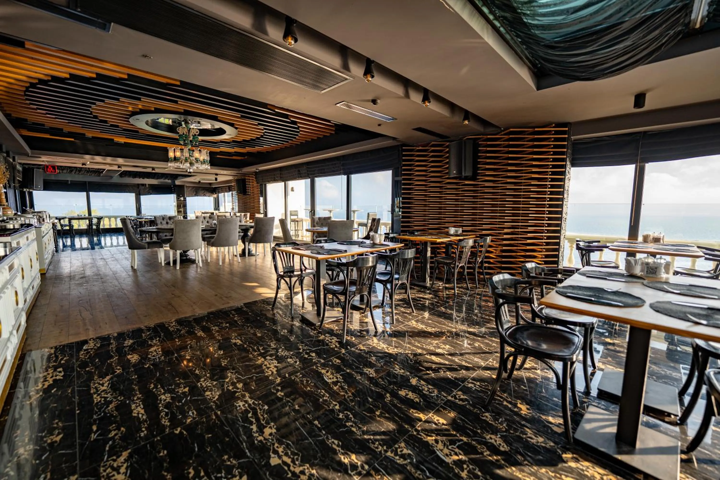 Restaurant/places to eat in La Boutique Hotel & Suites - Adults Only