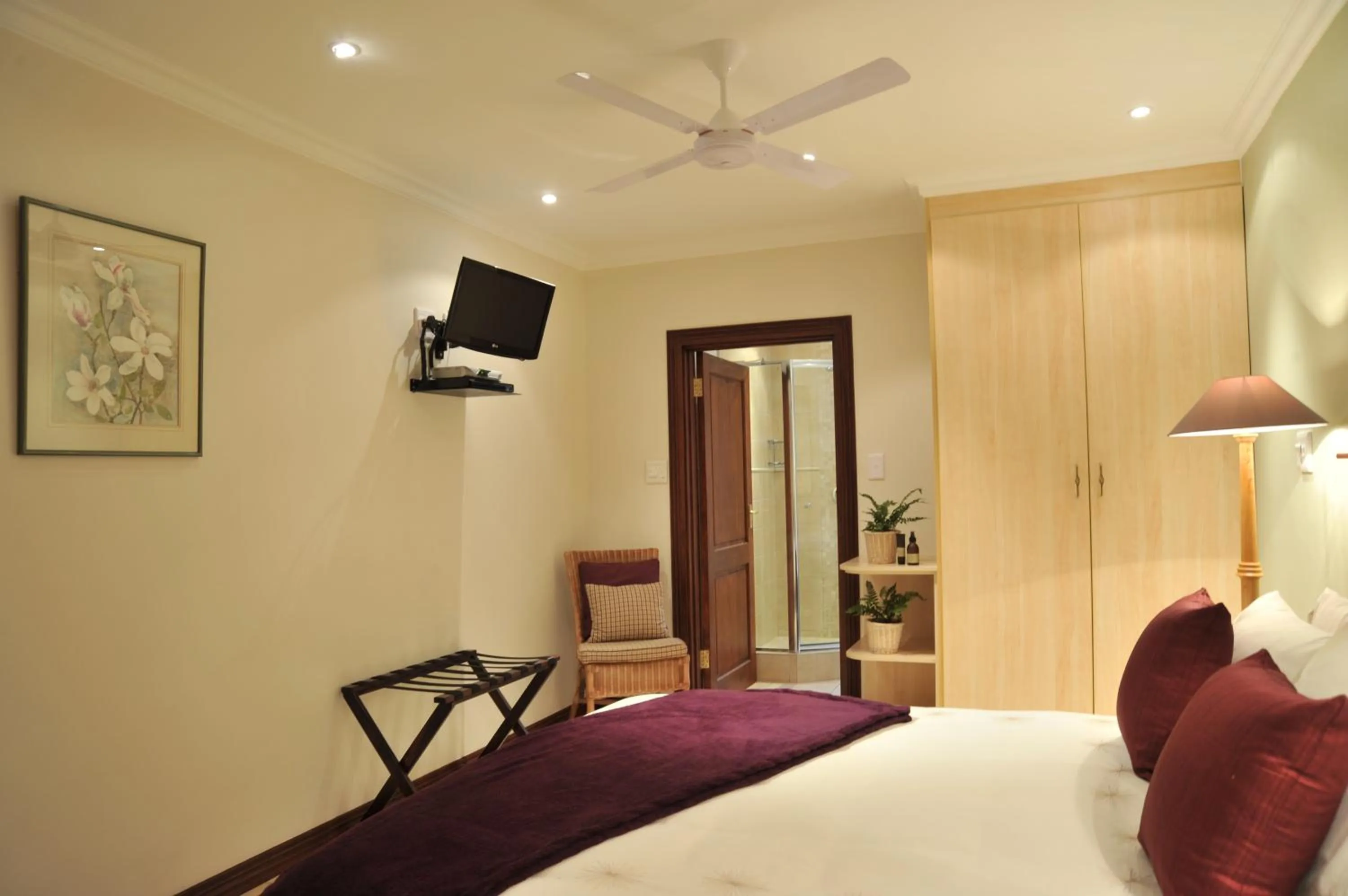 Photo of the whole room, Bed in Claires of Sandton Luxury Guest House