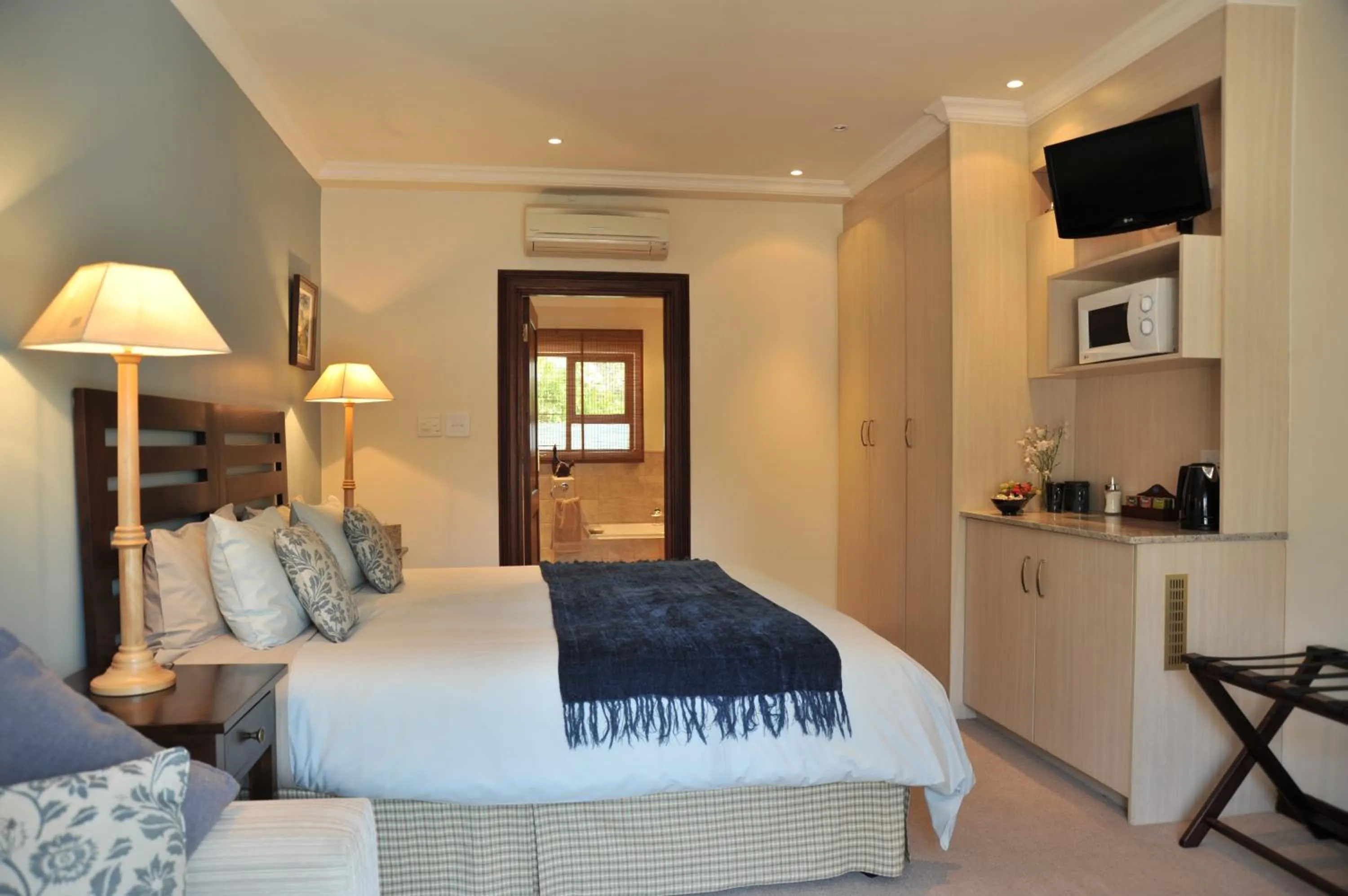 Photo of the whole room, Bed in Claires of Sandton Luxury Guest House