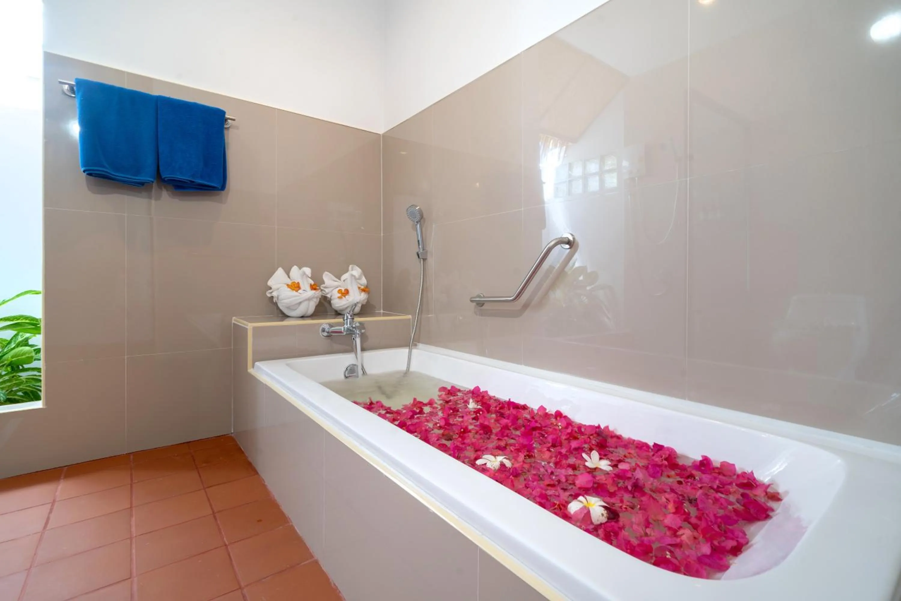 Bath in Friendship Beach Resort & Atmanjai Wellness Centre