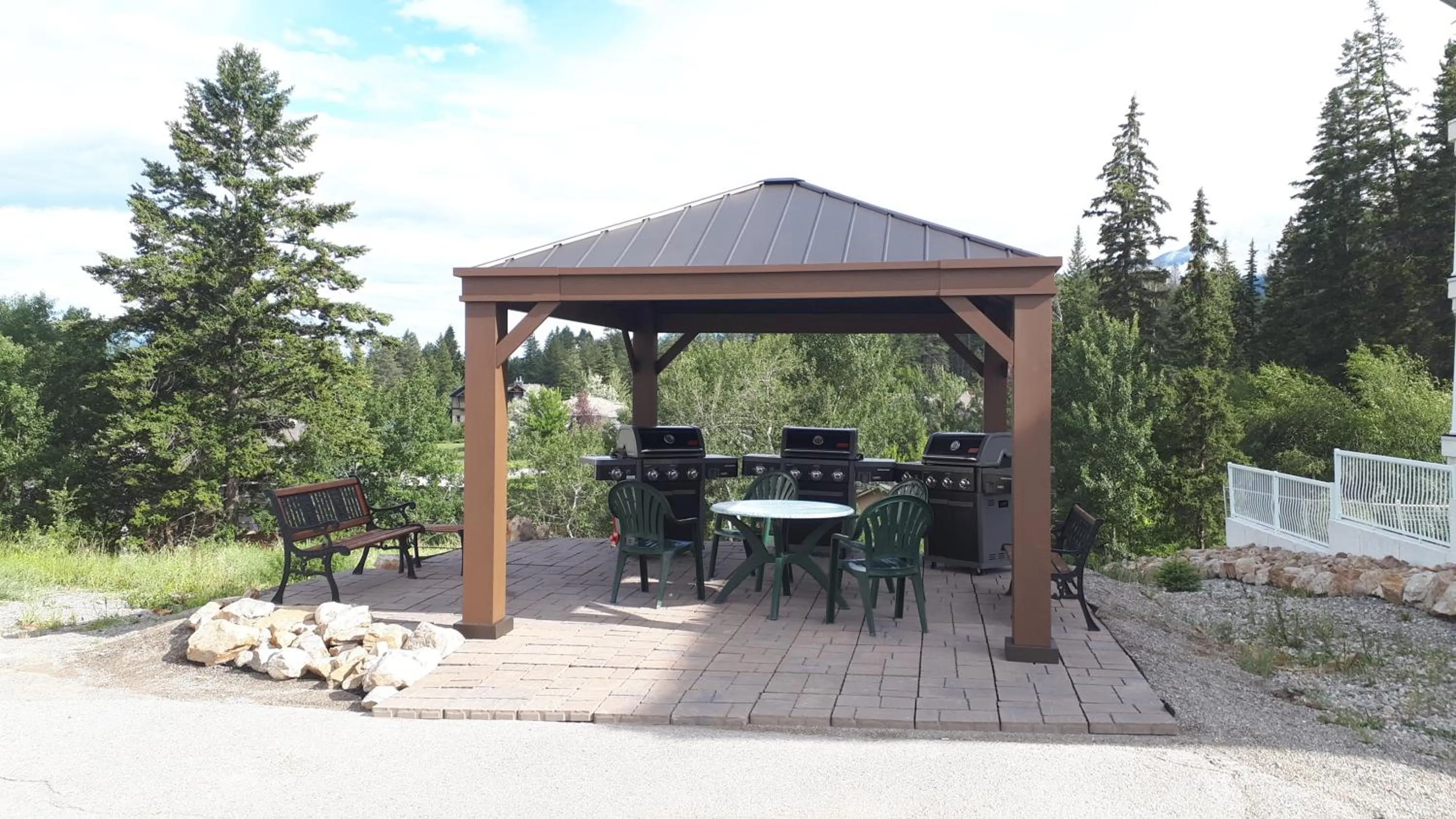 BBQ facilities in Mountain View Resort and Suites at Fairmont Hot Springs