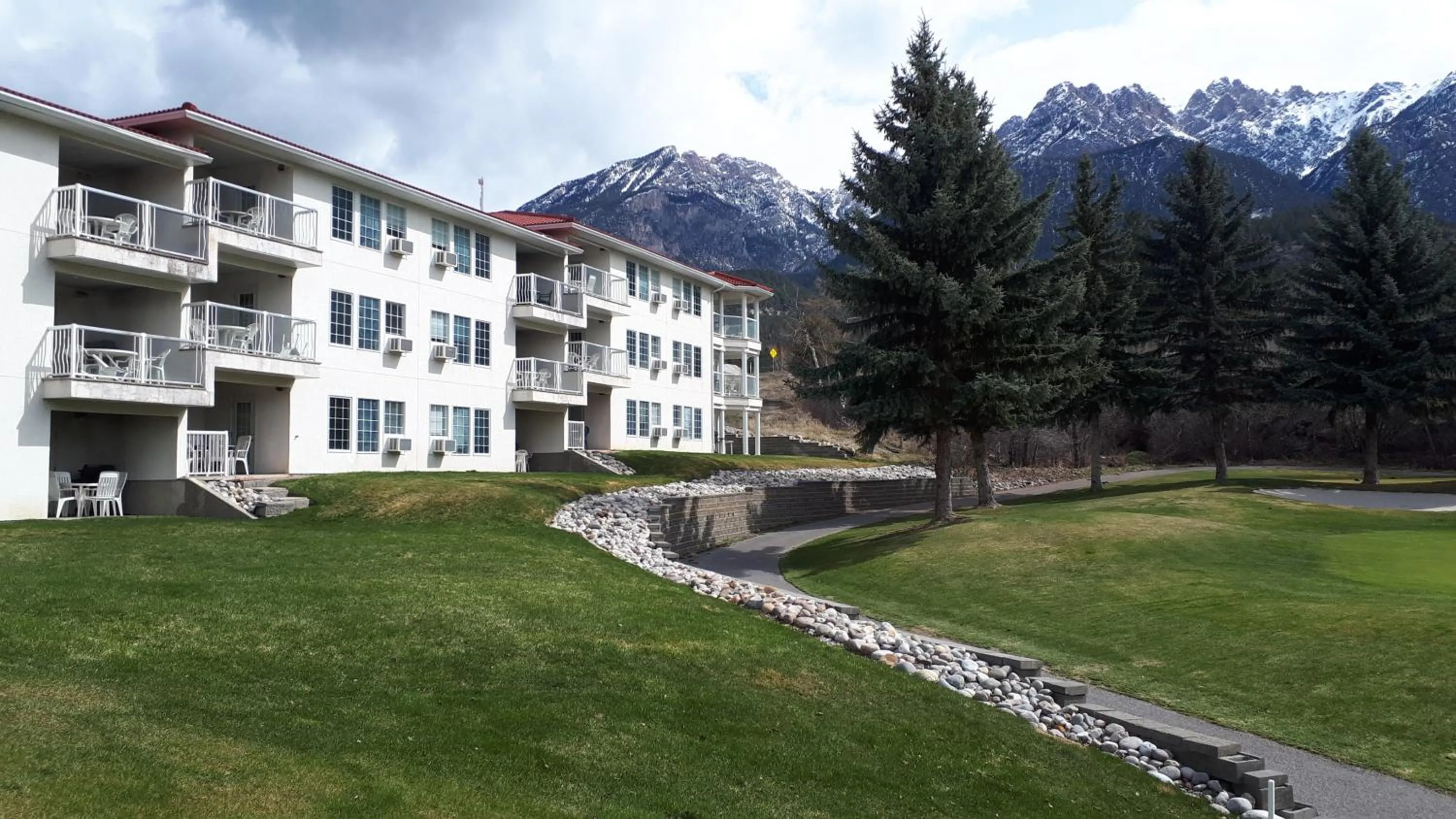 Property building in Mountain View Resort and Suites at Fairmont Hot Springs