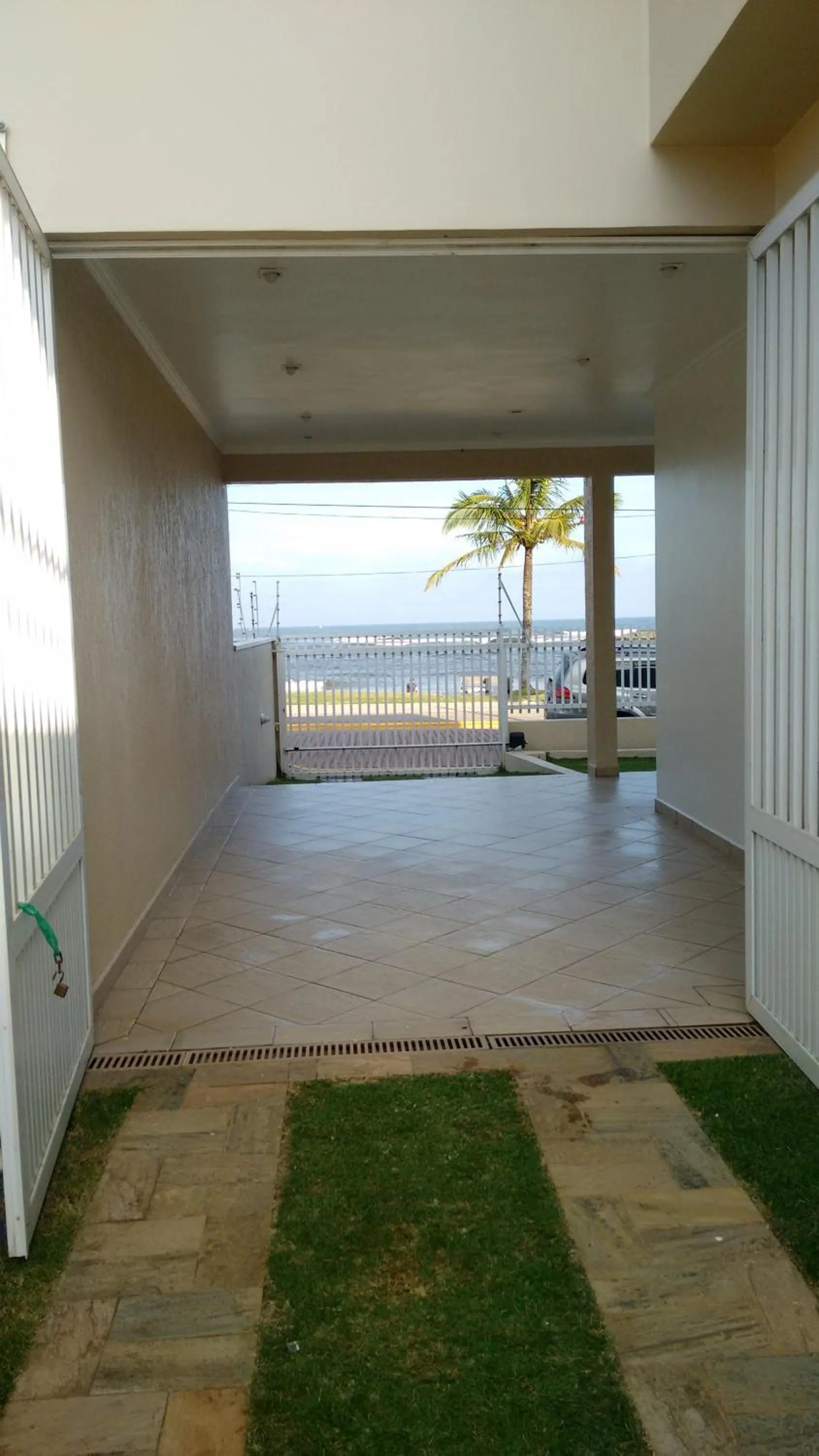 CASA - FRENTE PARA O MAR