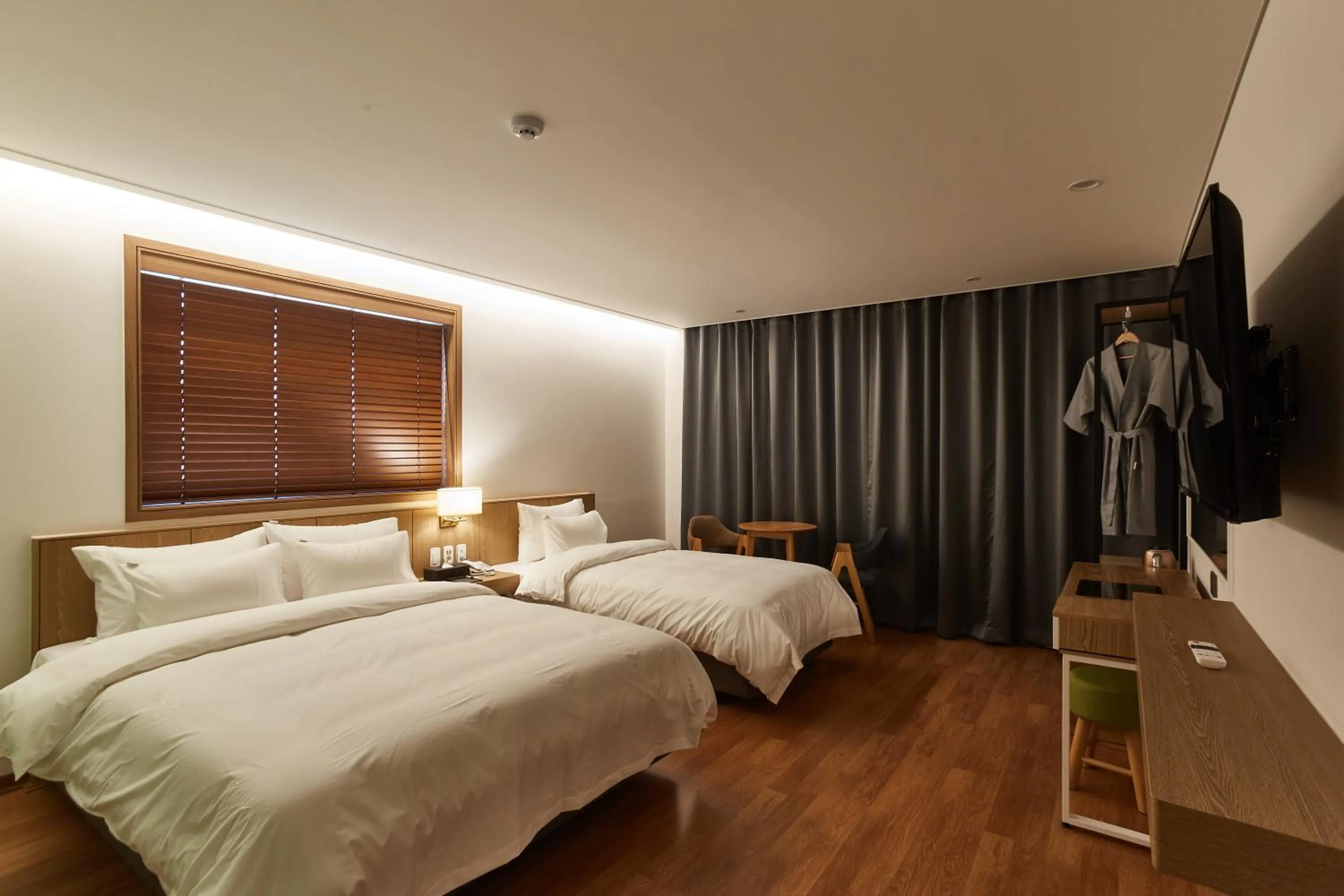 Photo of the whole room, Bed in Hotel the maru