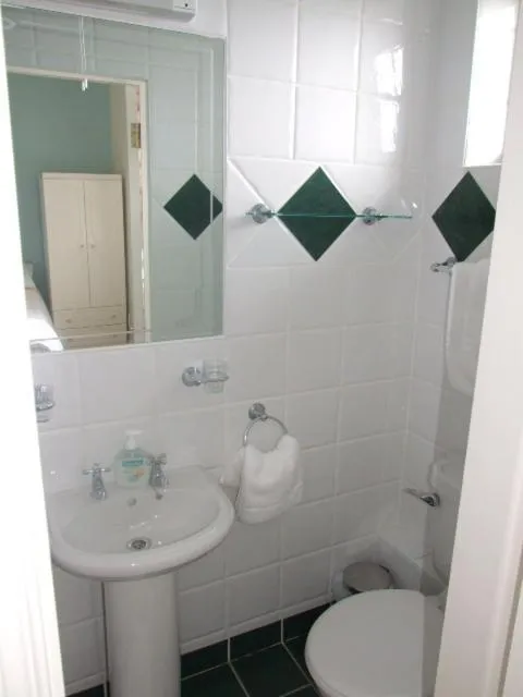 Shower in Shannonside House N37HF67
