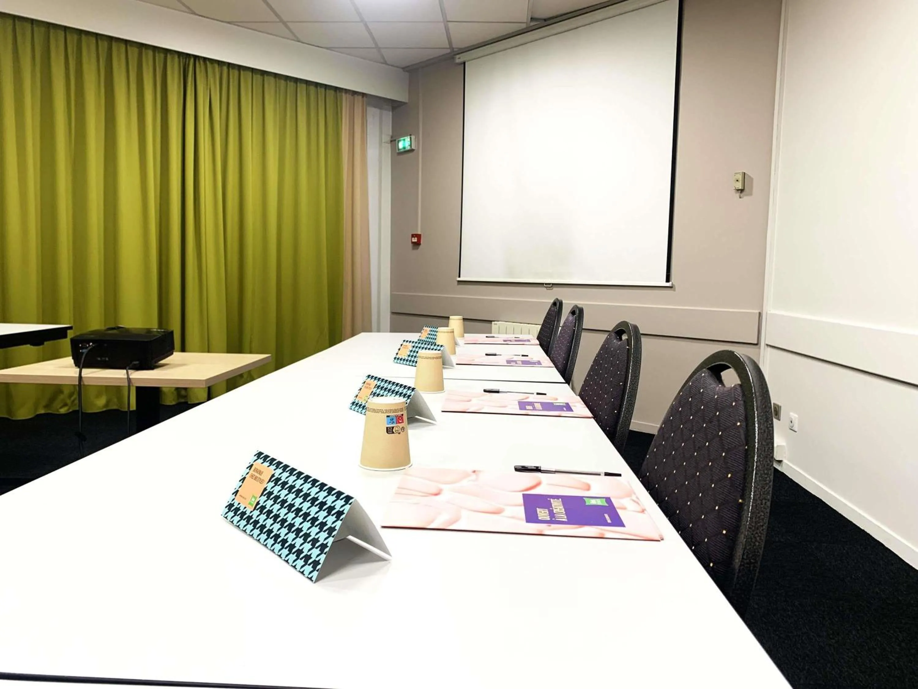 Meeting/conference room in ibis Styles Rouen Nord-Barentin
