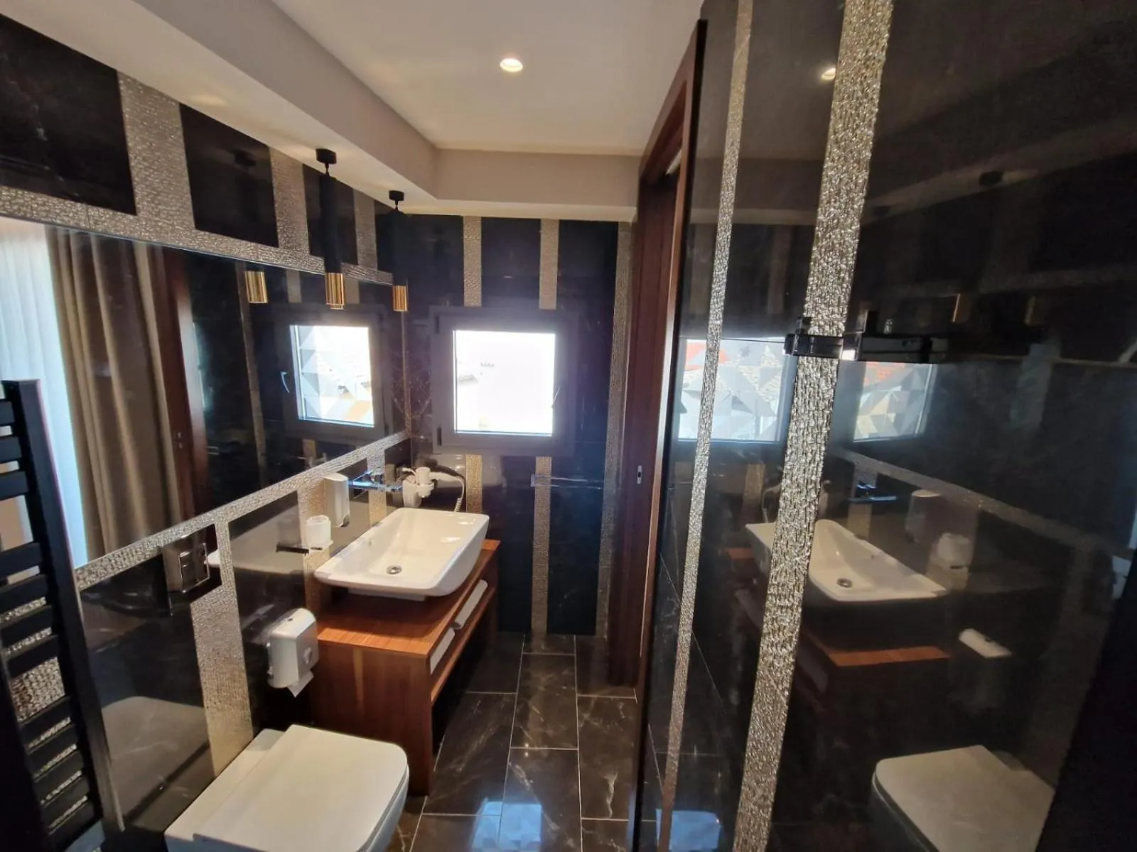 Toilet in Beatus Suites And Rooms B&B