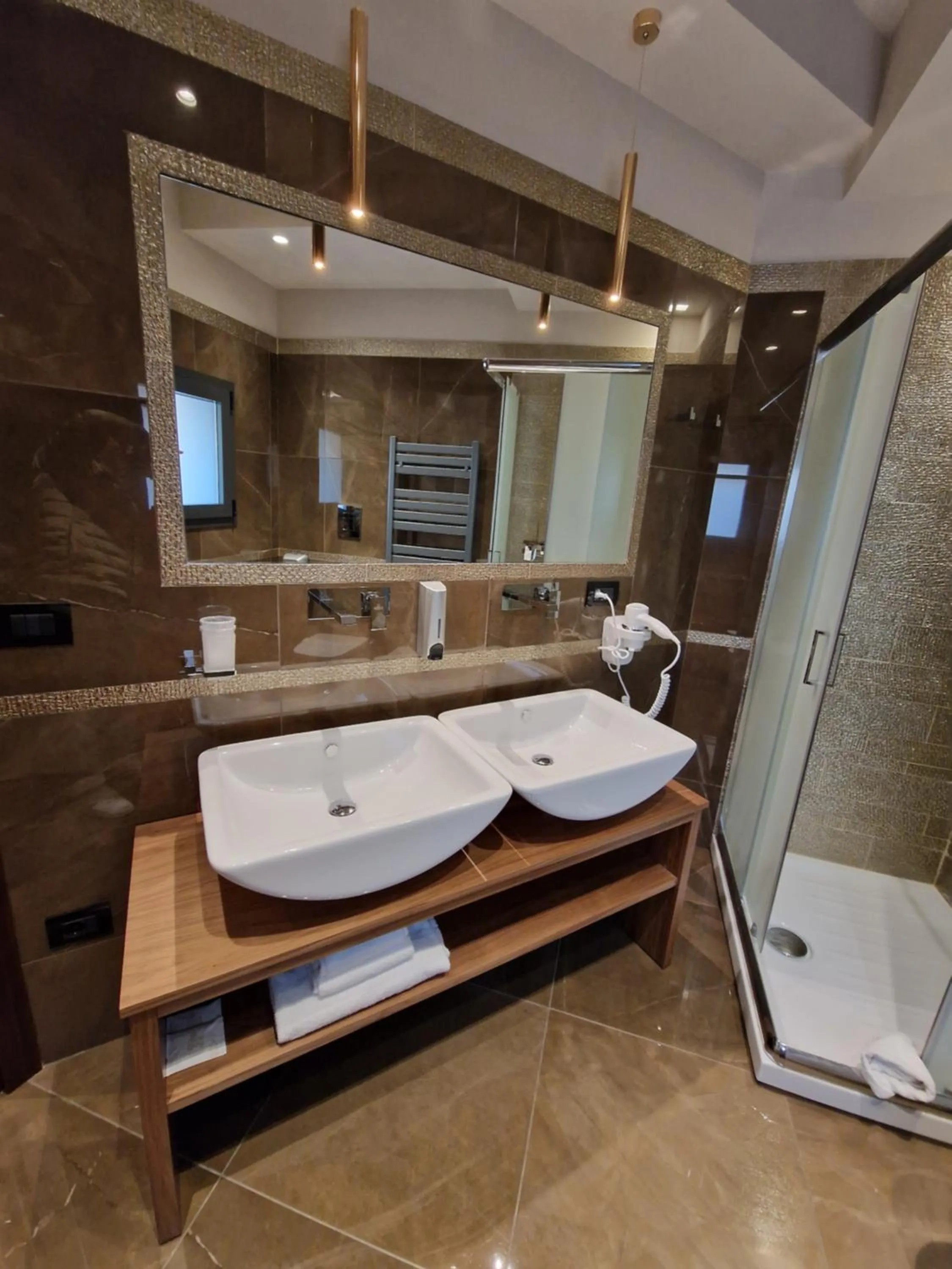 Shower in Beatus Suites And Rooms B&B