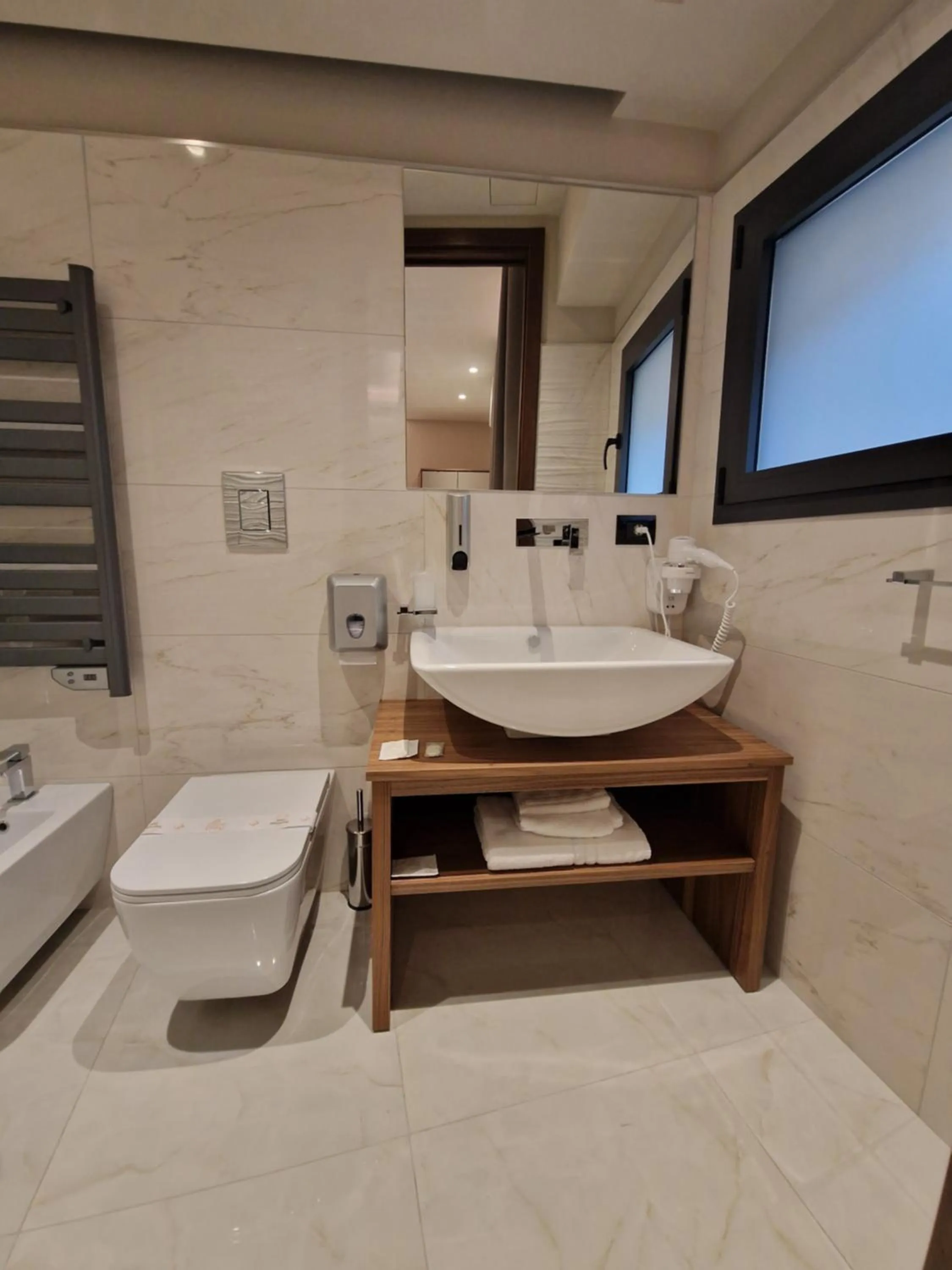 Toilet in Beatus Suites And Rooms B&B