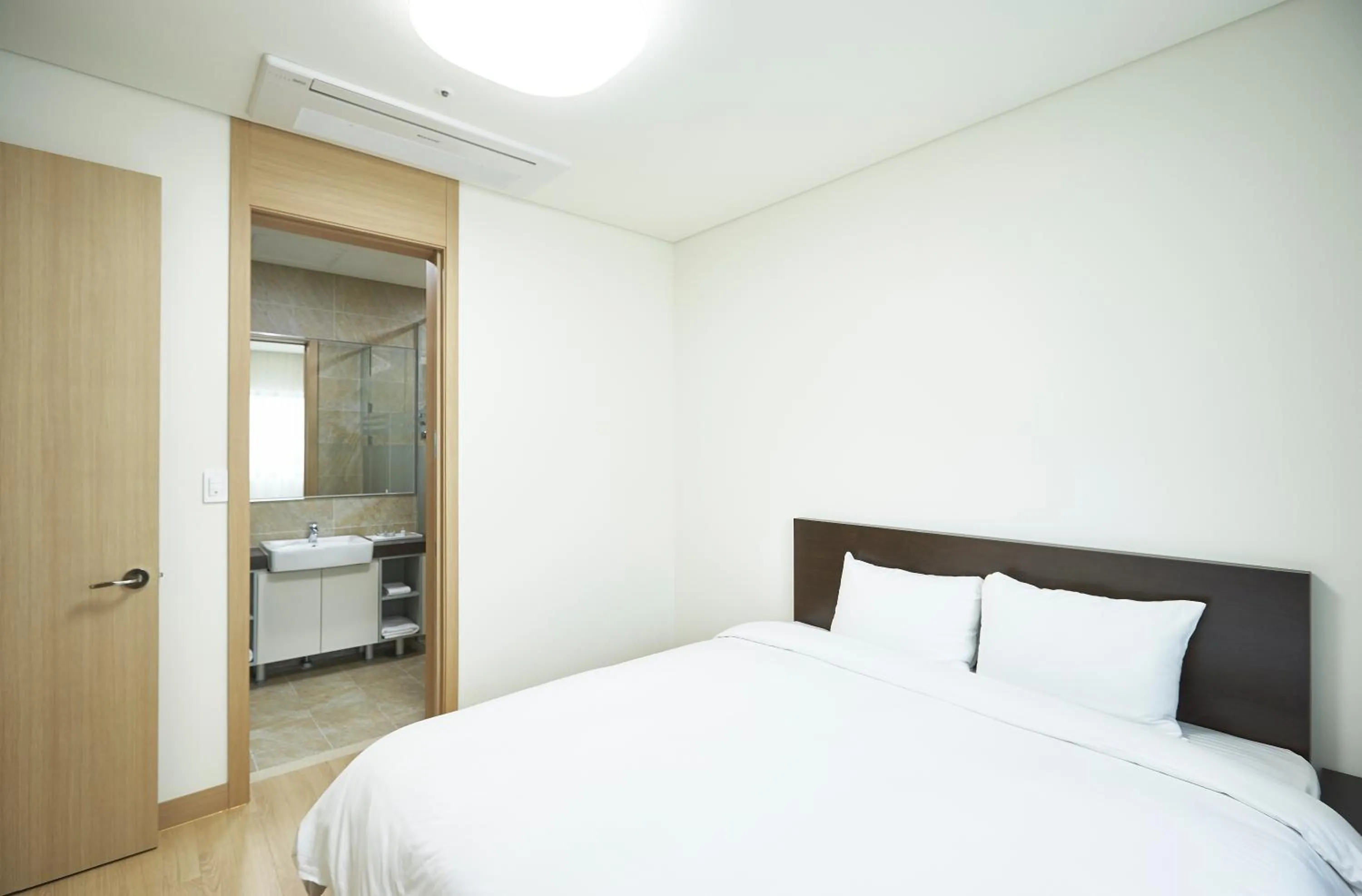 Bed in Pyeongchang The White Hotel