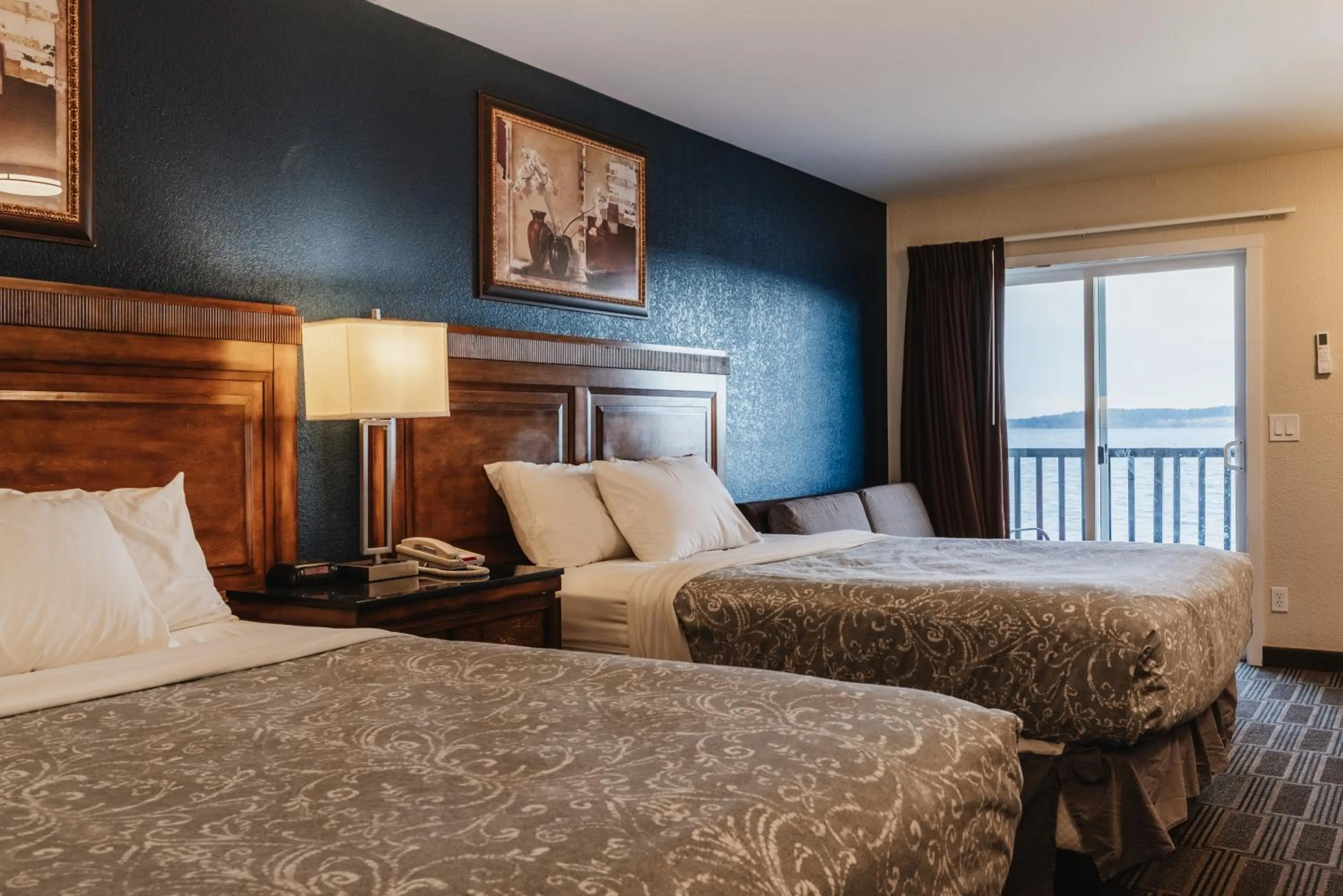 Bed in Water Front Inn