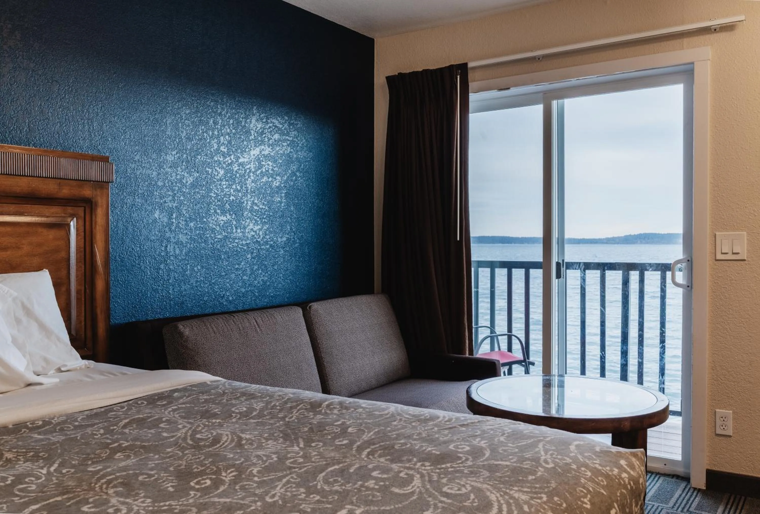 Bed in Water Front Inn