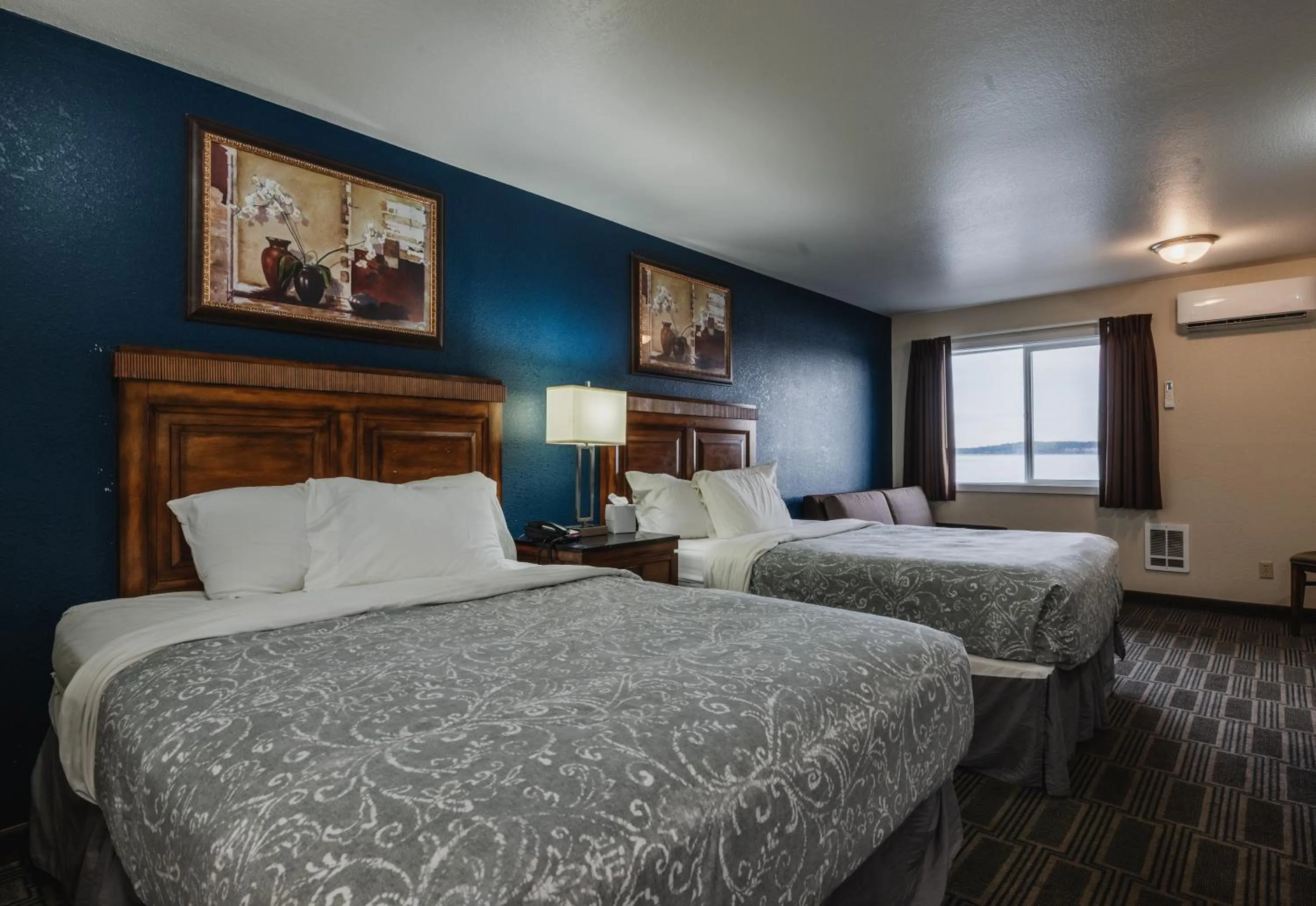 Bed in Water Front Inn