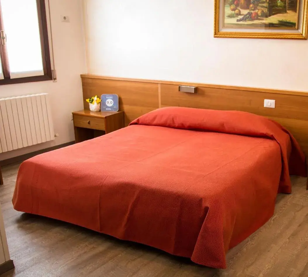 Small Double Room - single occupancy in Hotel Ristorante Cigno - Camere and Aparthotel Small Double Room - single occupancy in Hotel Ristorante Cigno - Camere and Aparthotel