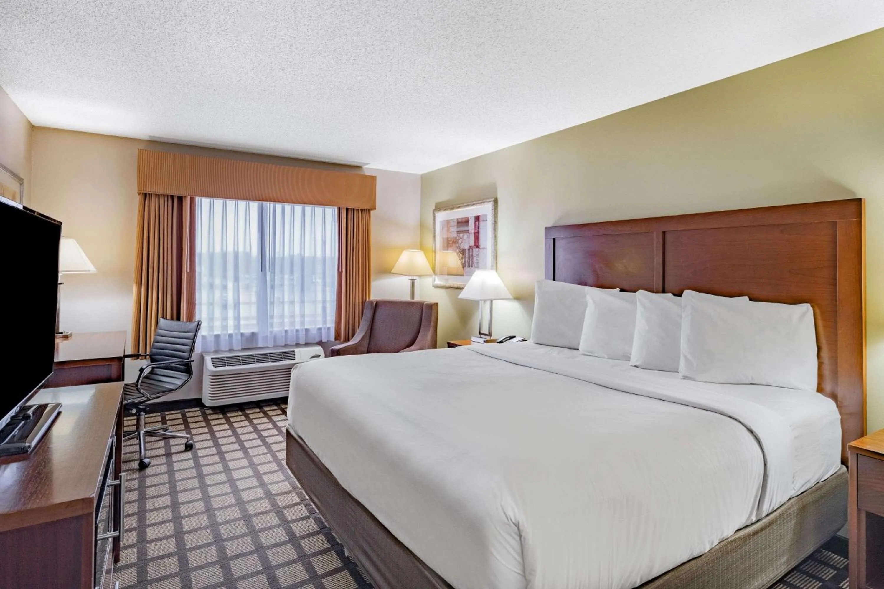 Photo of the whole room, Bed in Baymont by Wyndham Gurnee