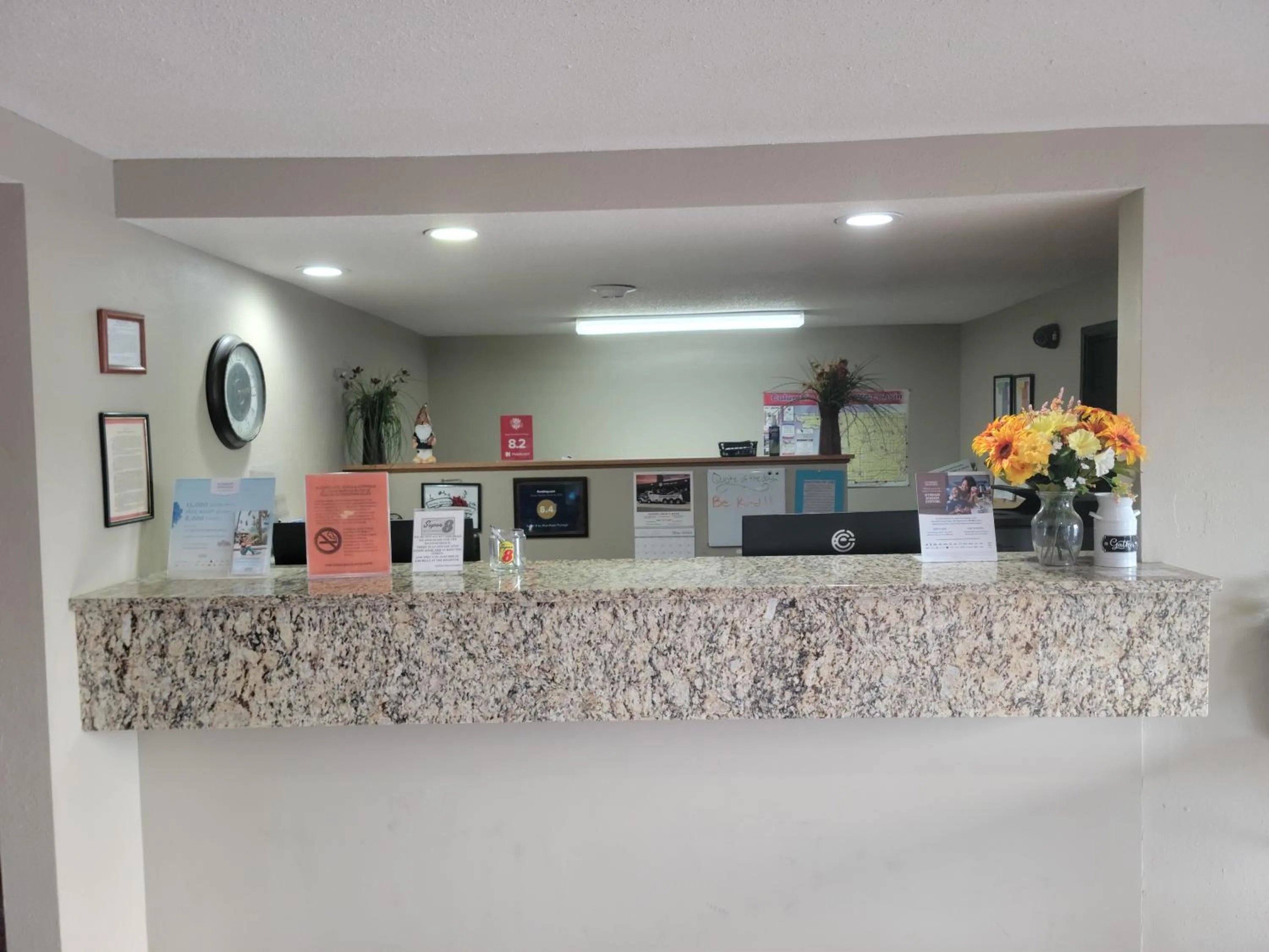 Lobby or reception in Super 8 by Wyndham Portage