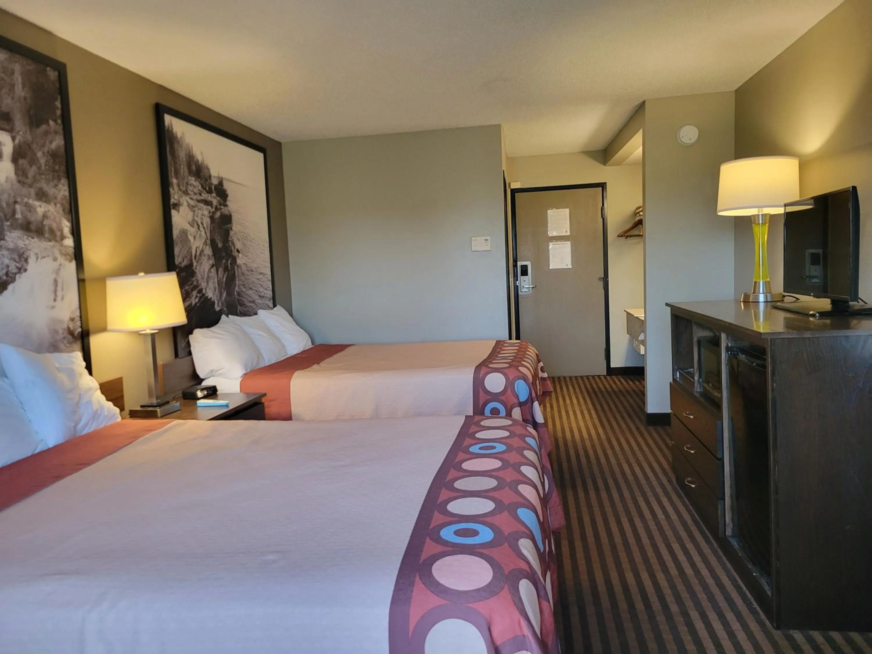 Bedroom, Bed in Super 8 by Wyndham Portage