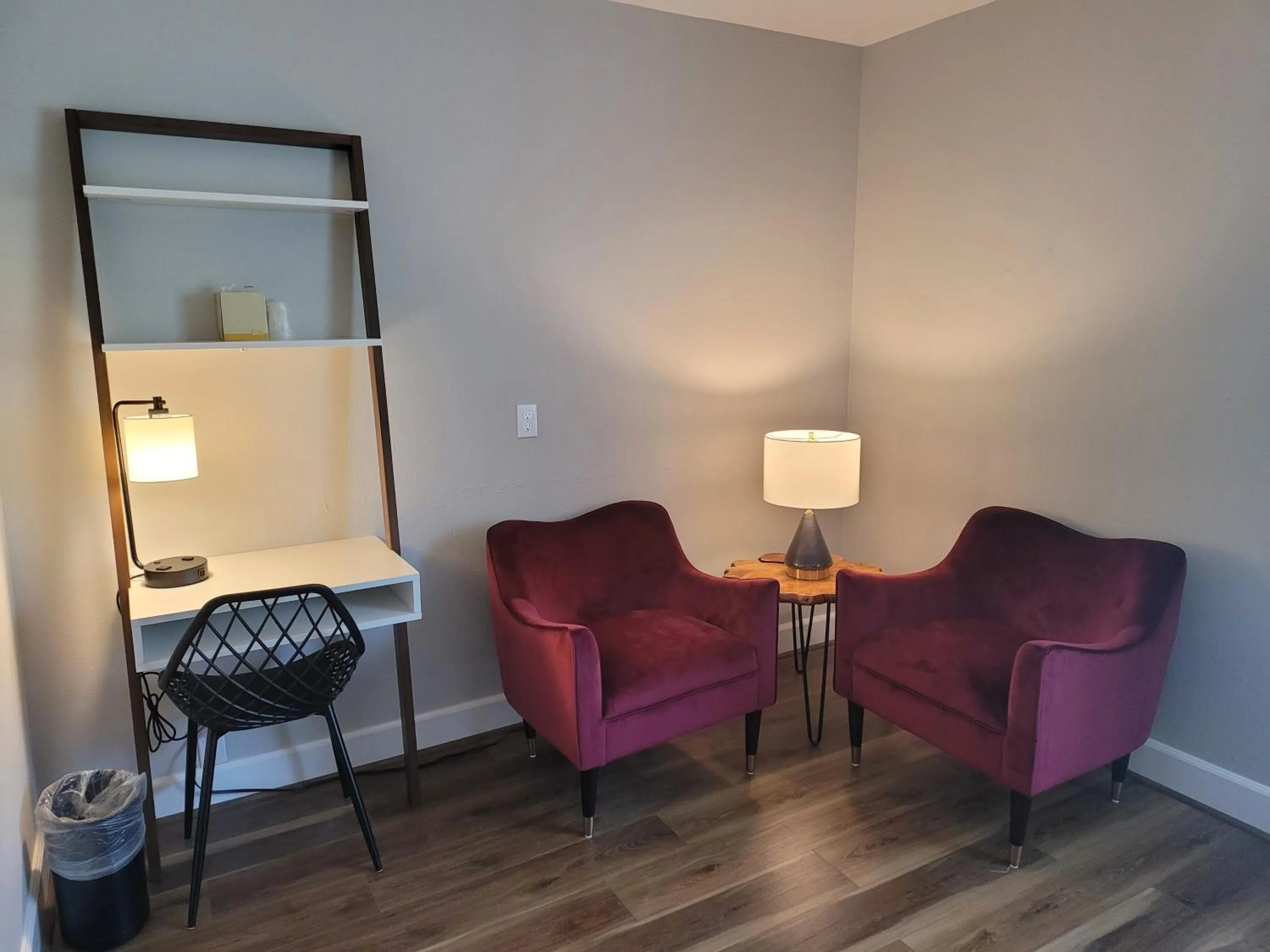 Seating area in Bridge Street Inn