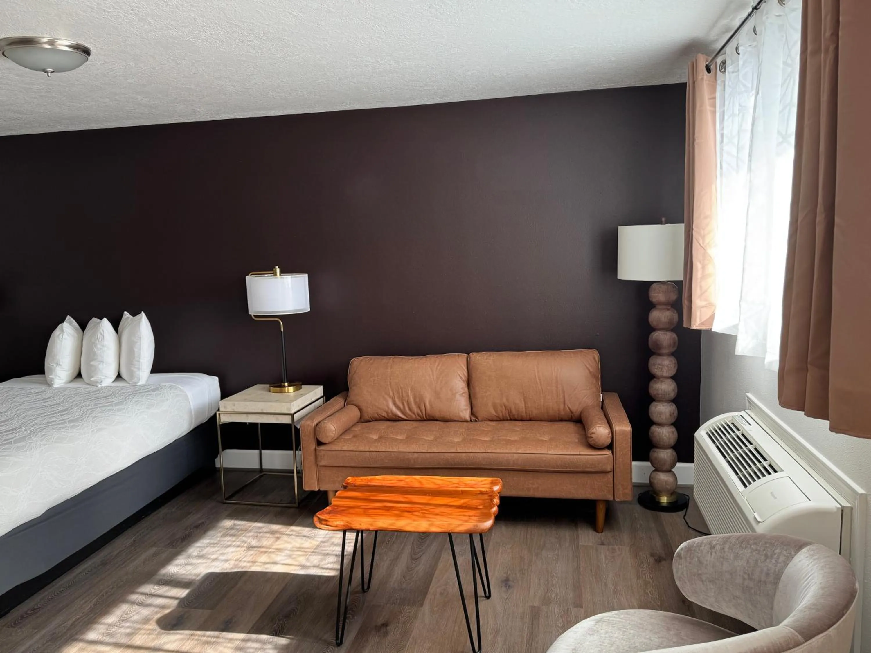 Seating area, Bed in Bridge Street Inn