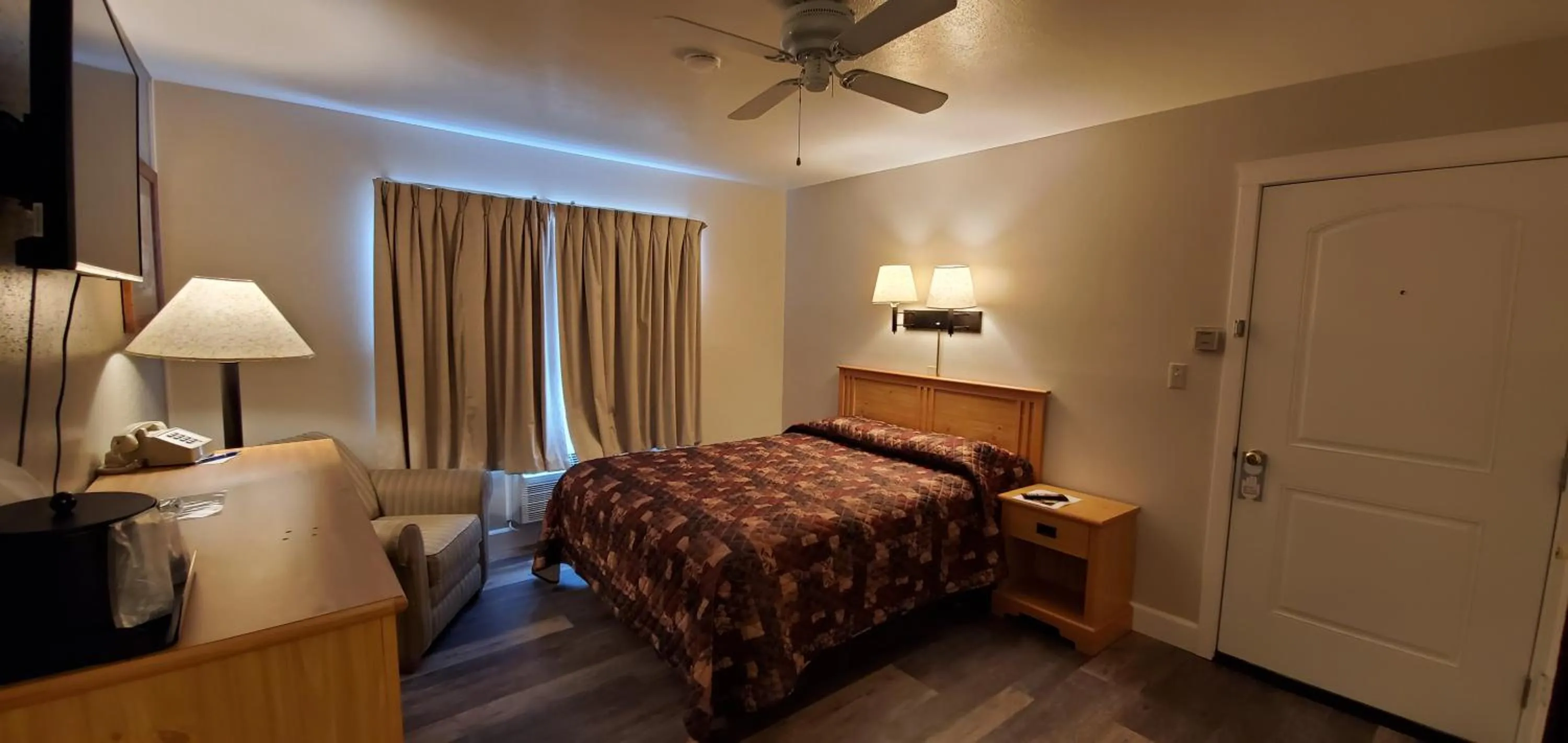 Photo of the whole room, Bed in Bridge Street Inn