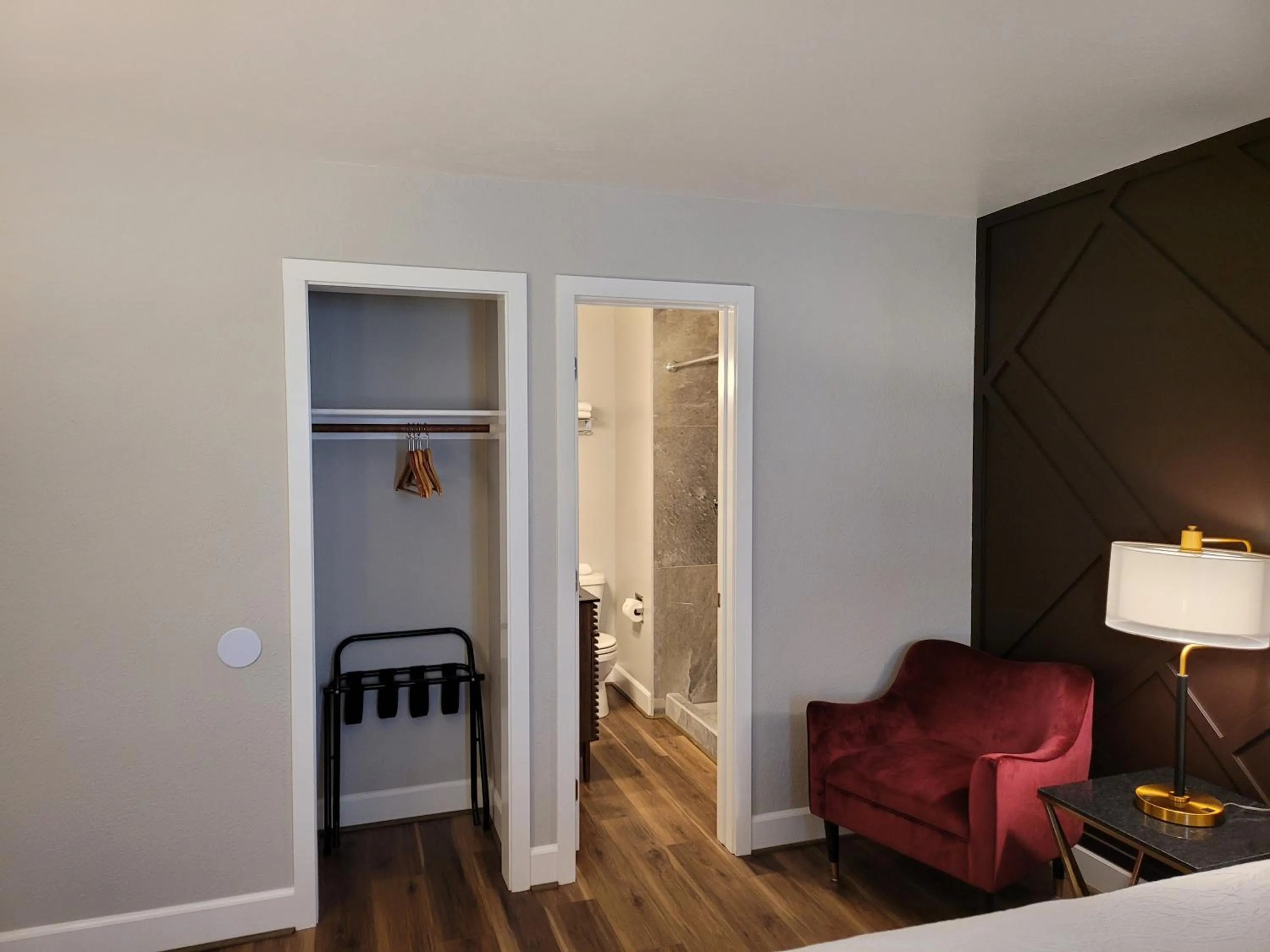 wardrobe, Bed in Bridge Street Inn